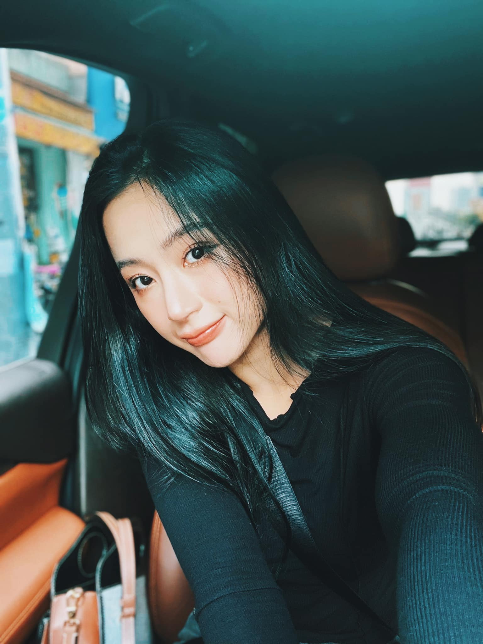 Angela Phương Trinh tung hình ảnh 'sống ảo', khoe nhan sắc 'thần tiên tỷ tỷ' trong xế hộp đắt đỏ