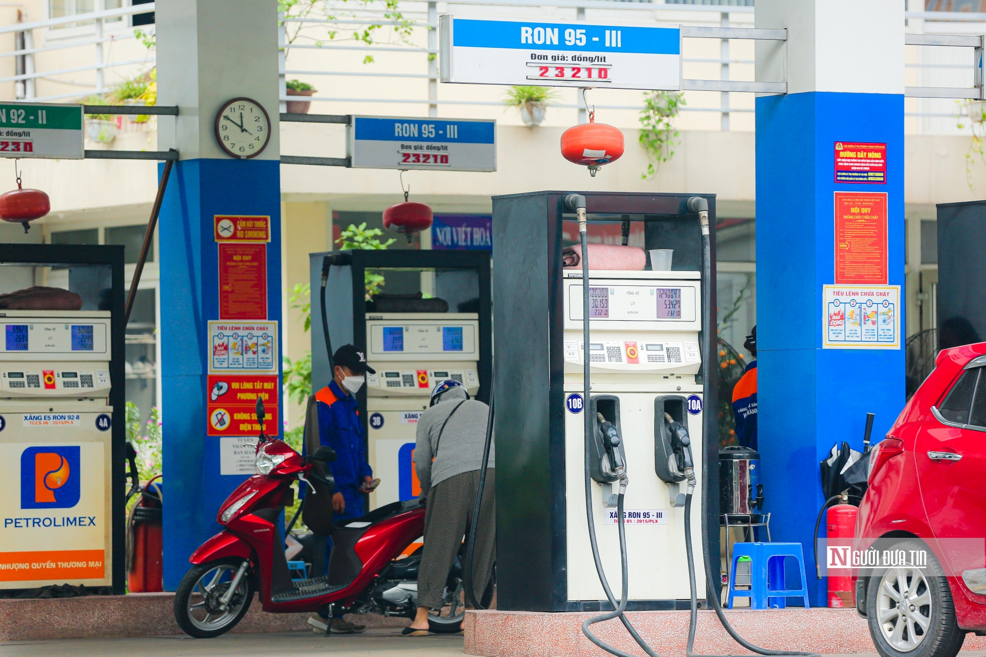 Nhiều doanh nghiệp đầu mối xăng dầu đang bị cạn kiệt nguồn vốn (Ảnh: Hữu Thắng).