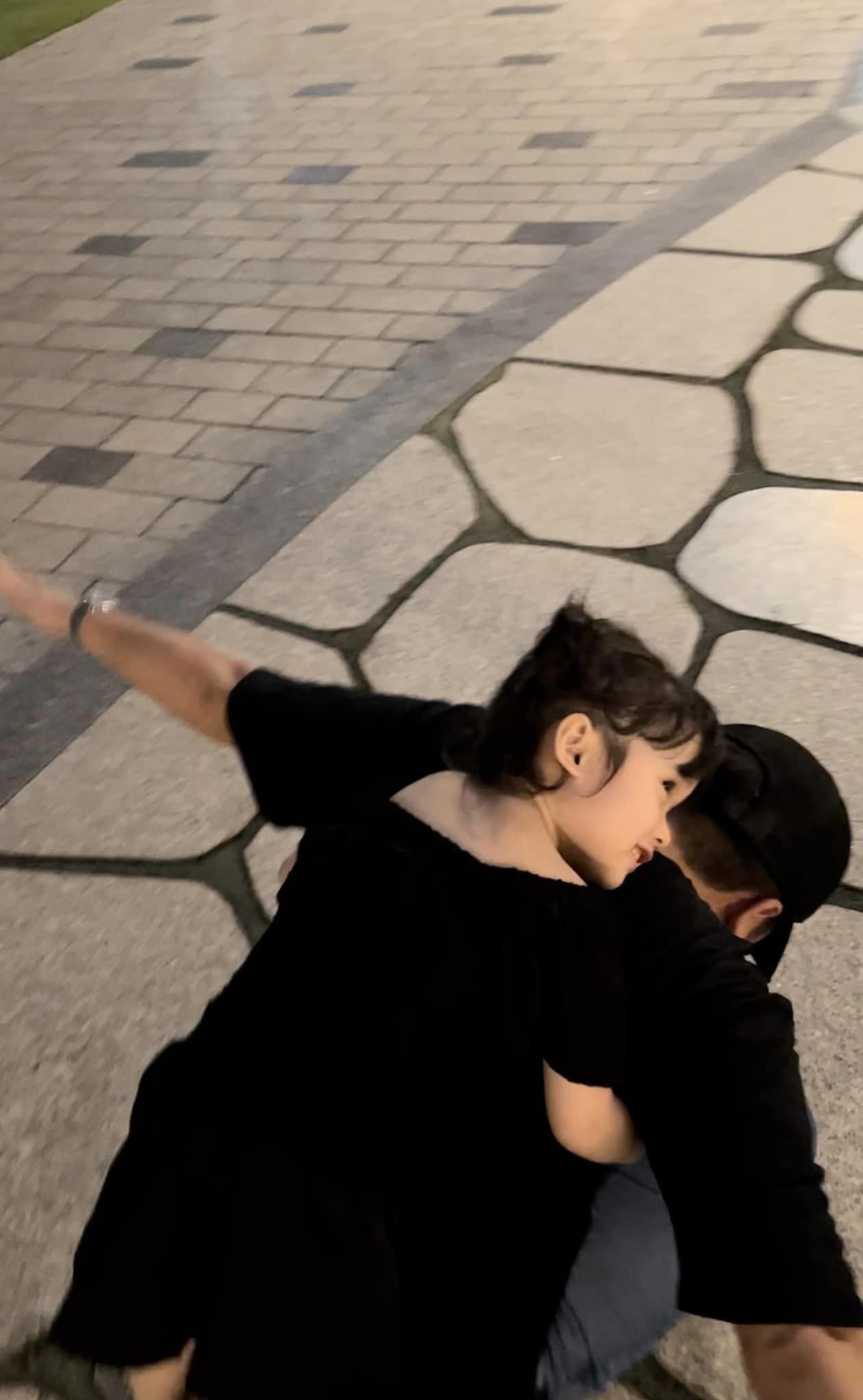 Chỉ một câu nói ngây thơ của con gái Trường Giang, ai nấy đều chạnh lòng - Ảnh 1 Chỉ một câu nói ngây thơ của con gái Trường Giang, ai nấy đều chạnh lòng - Ảnh 1