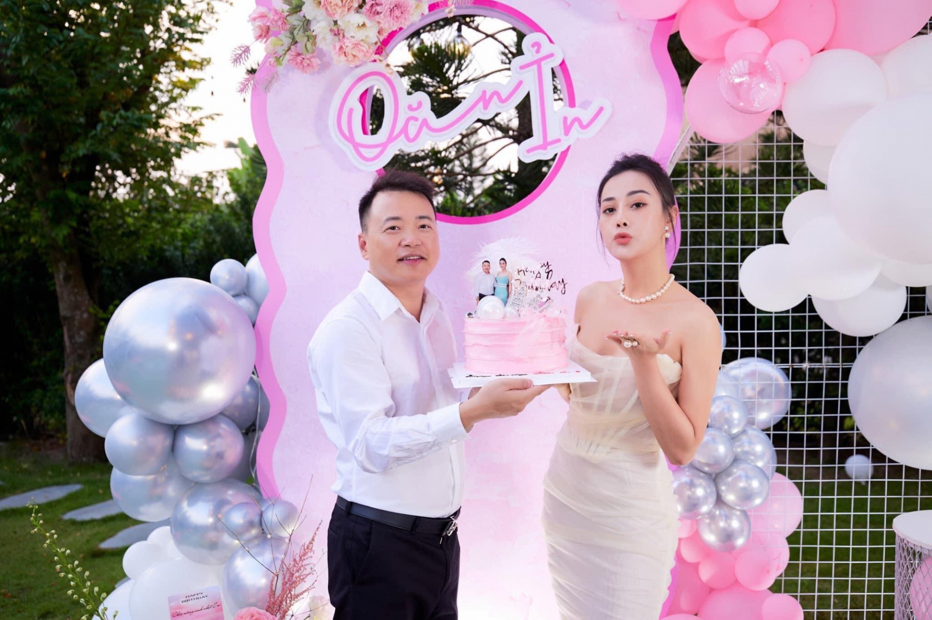 Shark Bình và Phương Oanh thường xuyên xuất hiện tình cảm bất chấp lời ra tiếng vào của cộng đồng mạng Shark Bình và Phương Oanh thường xuyên xuất hiện tình cảm bất chấp lời ra tiếng vào của cộng đồng mạng