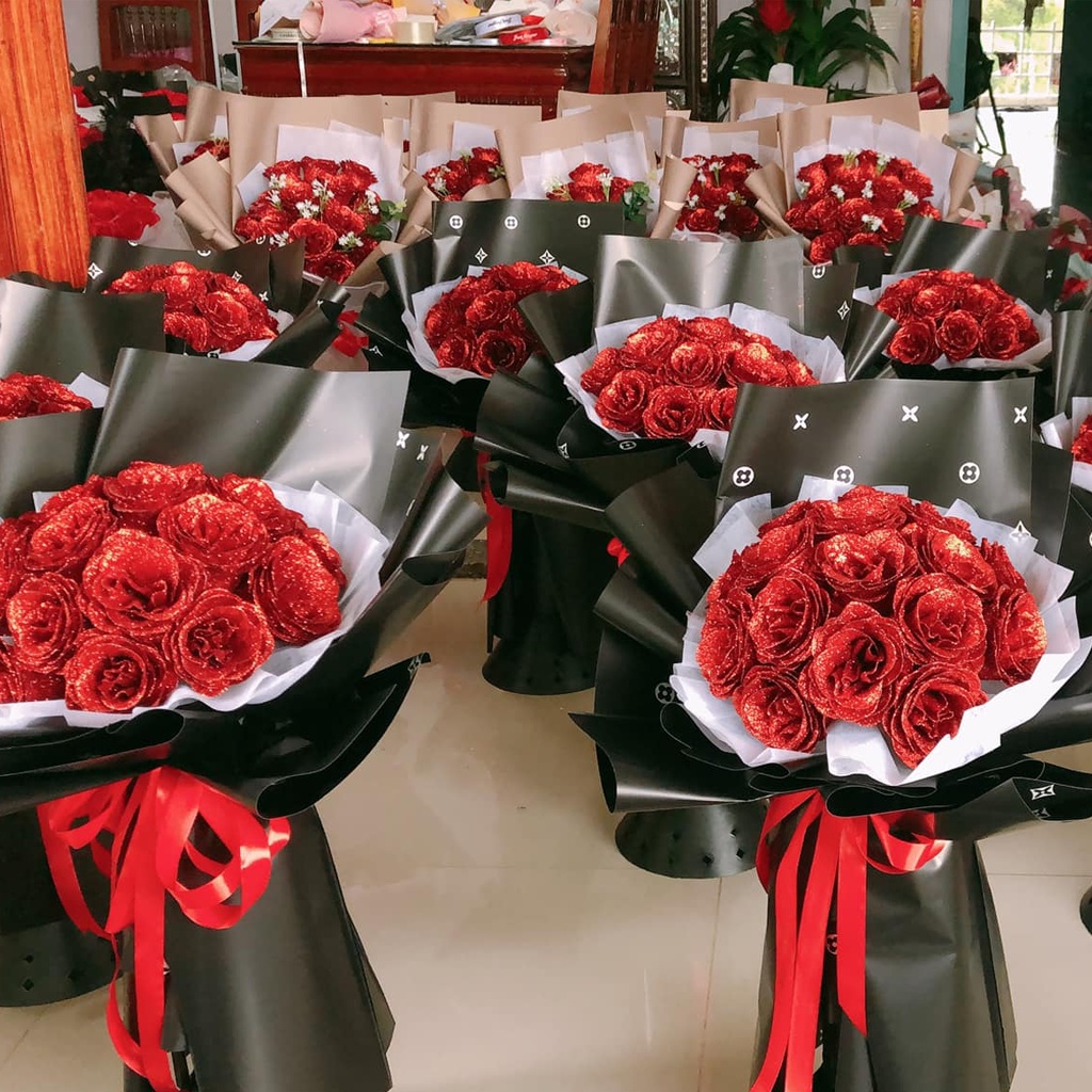 Hoa sáp là phương án thay thế hoàn hảo vì giá hoa tươi tăng vọt . Ảnh: Internet