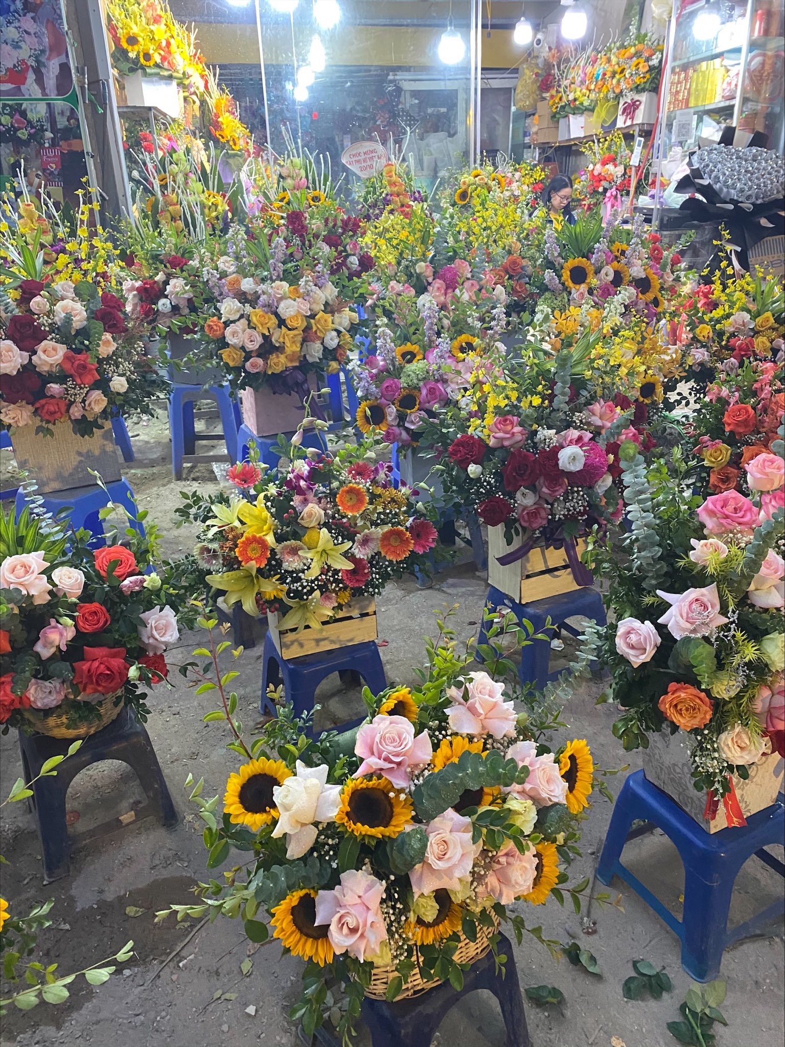 Hoa tươi khan hiếm dịp lễ 20/10, người dân đau đầu tìm phương án thay thế vì giá cả tăng vọt  - Ảnh 1