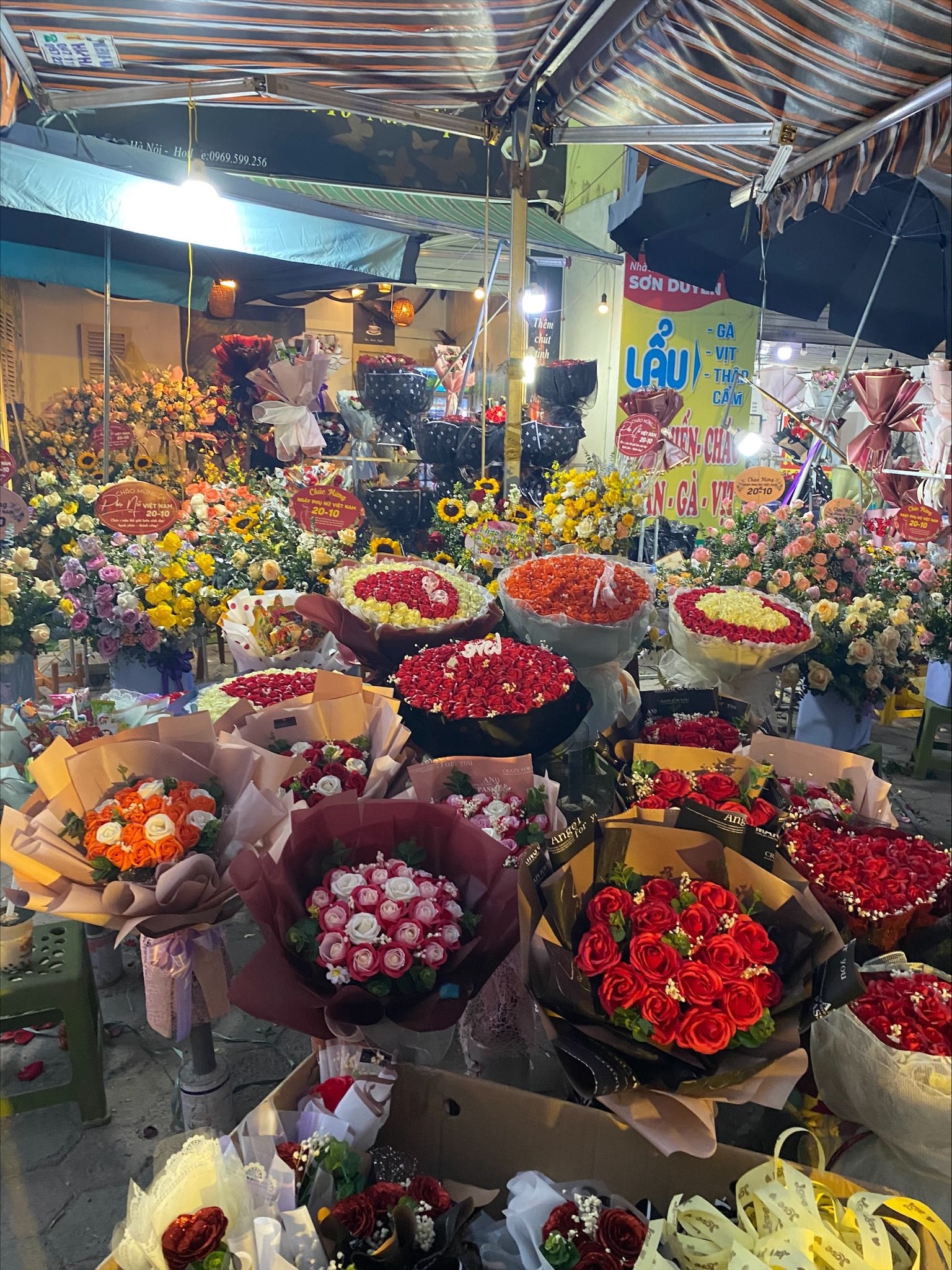 Hoa tươi khan hiếm dịp lễ 20/10, người dân đau đầu tìm phương án thay thế vì giá cả tăng vọt  - Ảnh 2