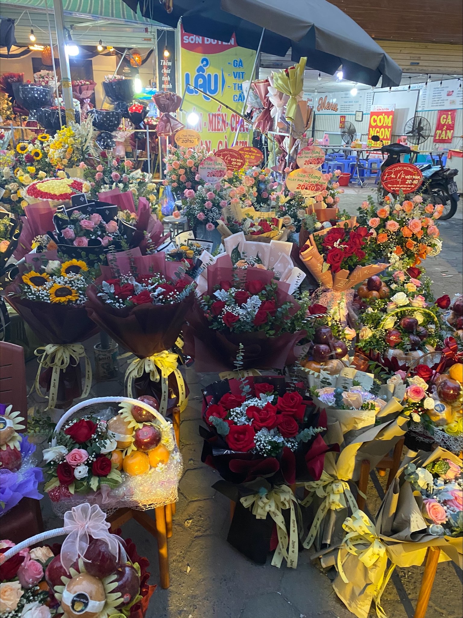 Hoa tươi đan xen với giỏ trái cây được yêu thích bởi tính ứng dụng cao