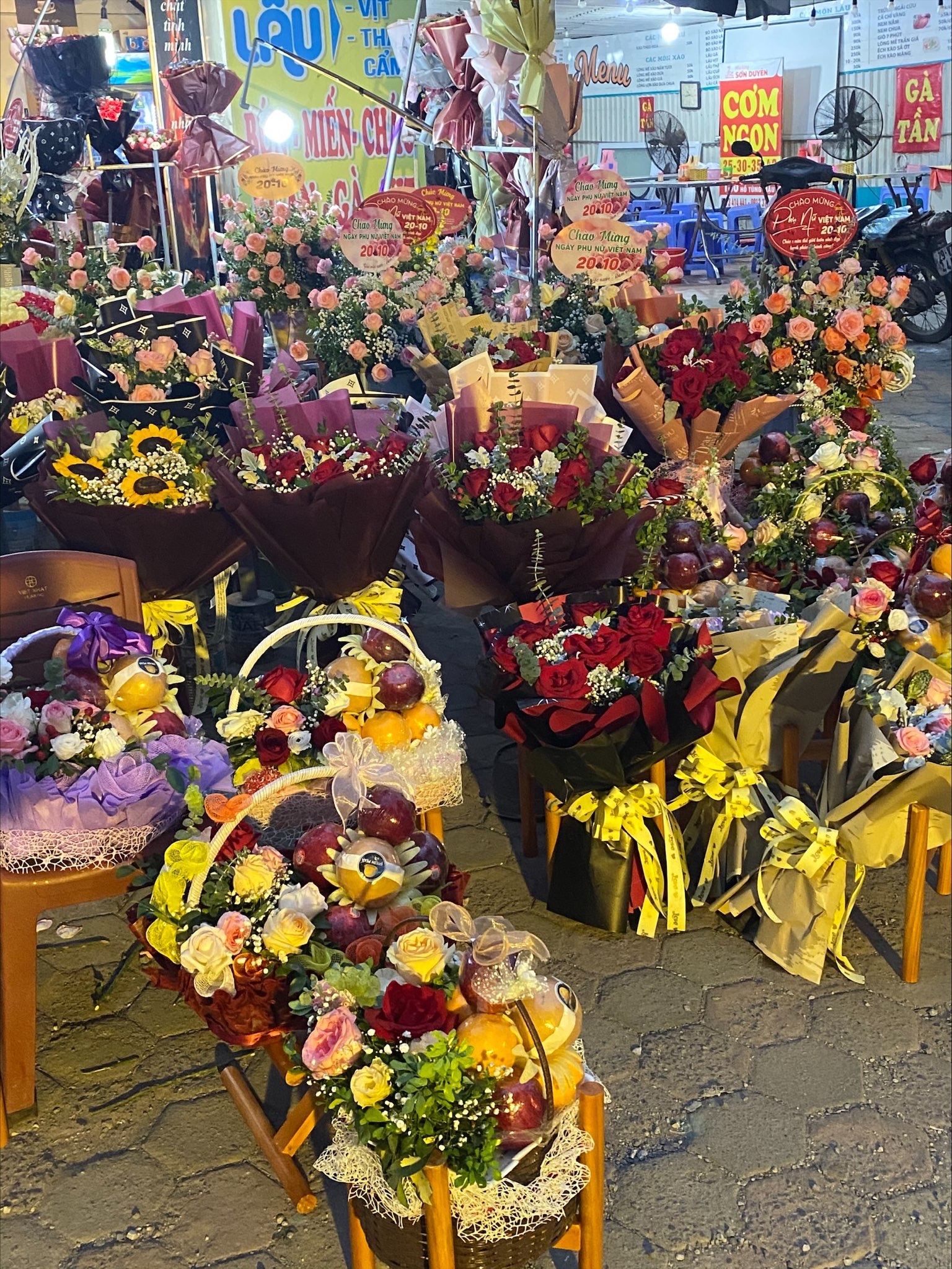 Hoa tươi khan hiếm dịp lễ 20/10, người dân đau đầu tìm phương án thay thế vì giá cả tăng vọt  - Ảnh 3