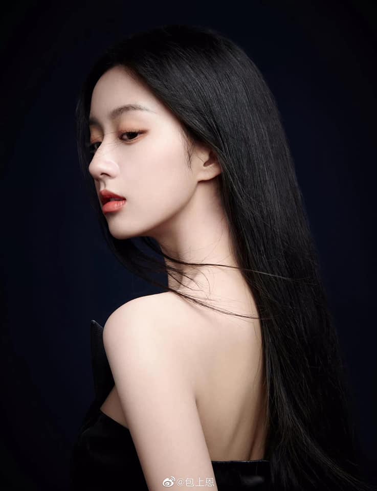 Mấy tháng gần đây, dân mạng xôn xao trước thông tin tác phẩm 'Anh Hùng Xạ Điêu' nổi tiếng của Kim Dung sẽ được quay tiếp một phiên bản truyền hình mới, kể từ bản năm 2017 của Lý Nhất Đồng và Dương Húc Văn. Lần này, nữ chính Hoàng Dung được đồn đoán là Bao Thượng Ân, một diễn viên mới sinh năm 2002, từng nhận giải 'Nữ diễn viên mới xuất sắc nhất thuộc nội dung châu Á' tại Liên hoan phim Quốc tế Busan 2022.