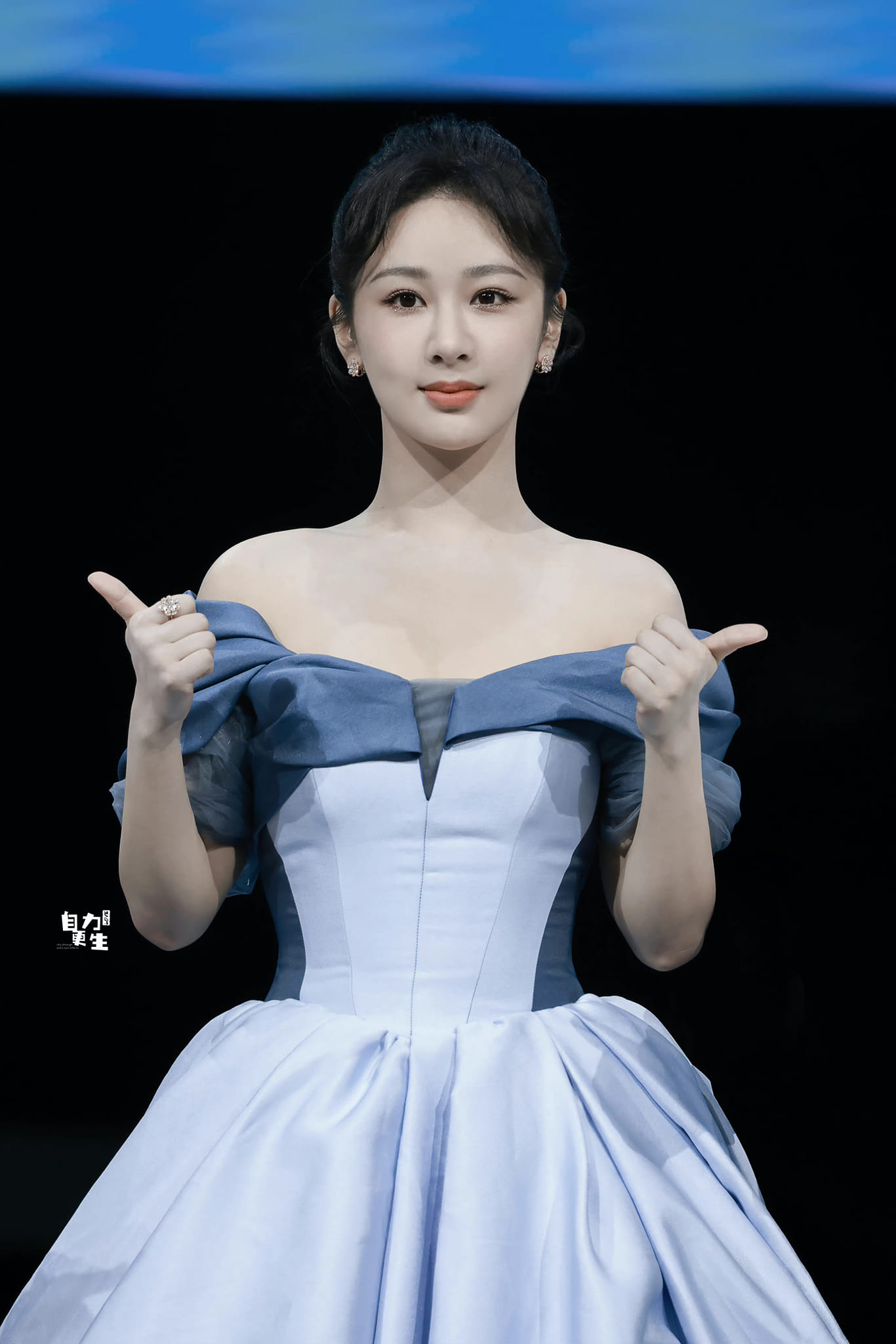 Những ngày qua MXH Trung Quốc lan truyền tin đồn một nữ minh tinh nổi tiếng tên 2 chữ, có hơn 50 triệu lượt follow và mới lập công ty đang phải gấp rút đi bù thuế. Điều đáng nói, Dương Tử lại bị dân tình réo tên. Chủ đề này nhanh chóng được thảo luận trên các diễn đàn. Hiện phía nữ diễn viên chưa đưa ra bất cứ thông tin gì. 