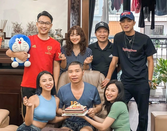 NSND Công Lý được các đàn em, đồng nghiệp Nhà hát Kịch Hà Nội tới tận nhà chúc mừng, tổ chức sinh nhật tuổi 49 NSND Công Lý được các đàn em, đồng nghiệp Nhà hát Kịch Hà Nội tới tận nhà chúc mừng, tổ chức sinh nhật tuổi 49
