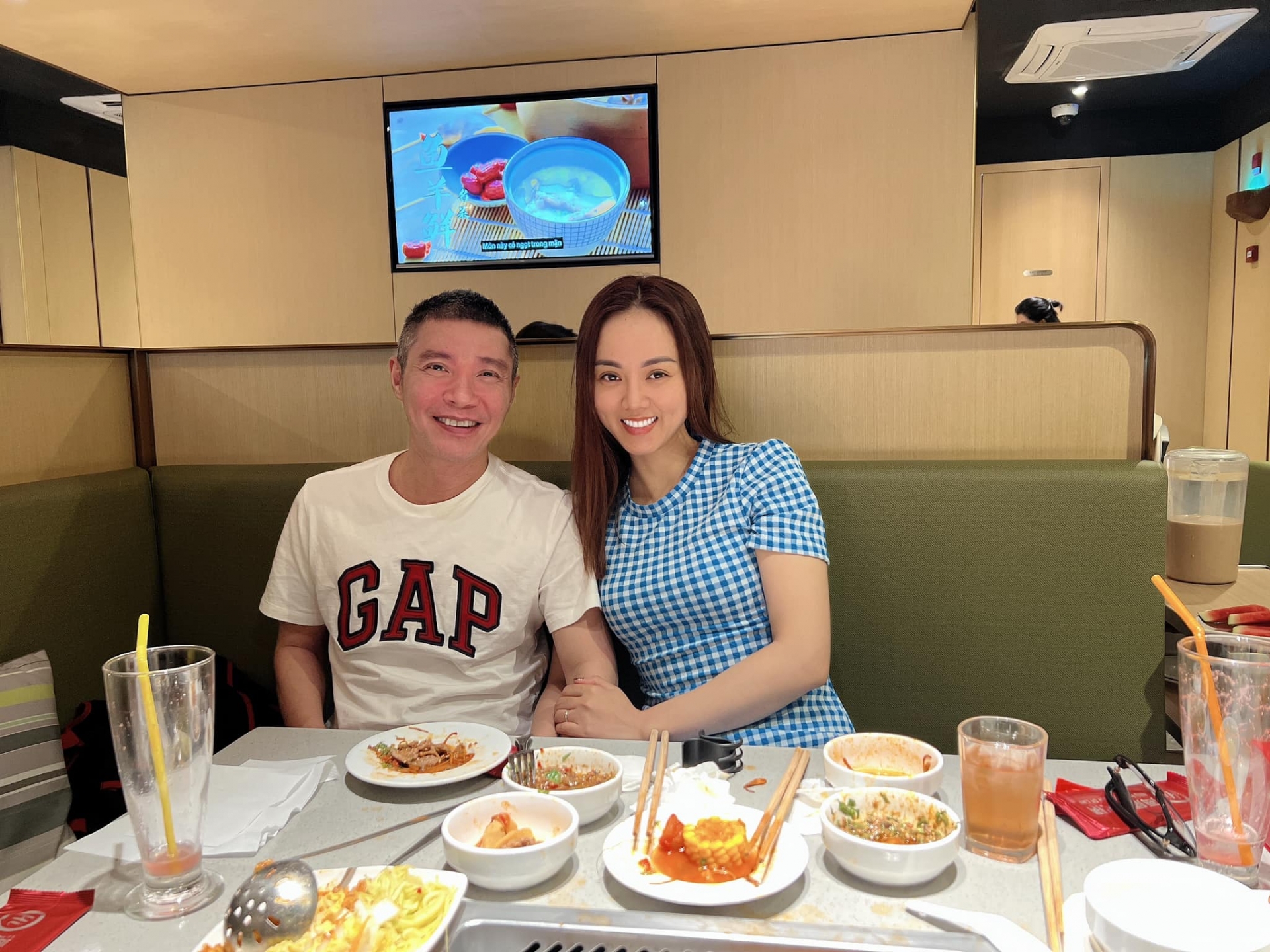 Bà xã (Ngọc Hà) luôn là chỗ dựa tinh thần vững chắc, túc trực chăm sóc cho NS Công Lý khi anh nhập viện