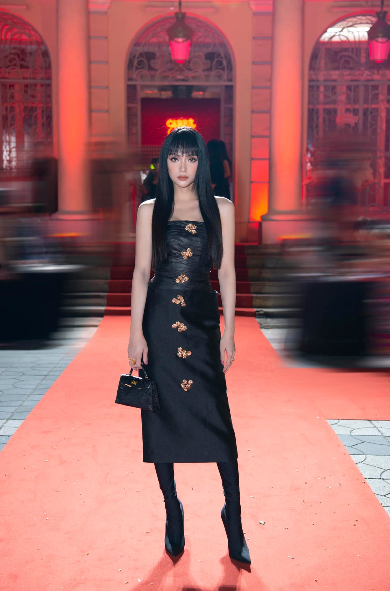 Hương Giang thường xuyên mời người hâm mộ của mình dùng bữa tại các nhà hàng nổi tiếng