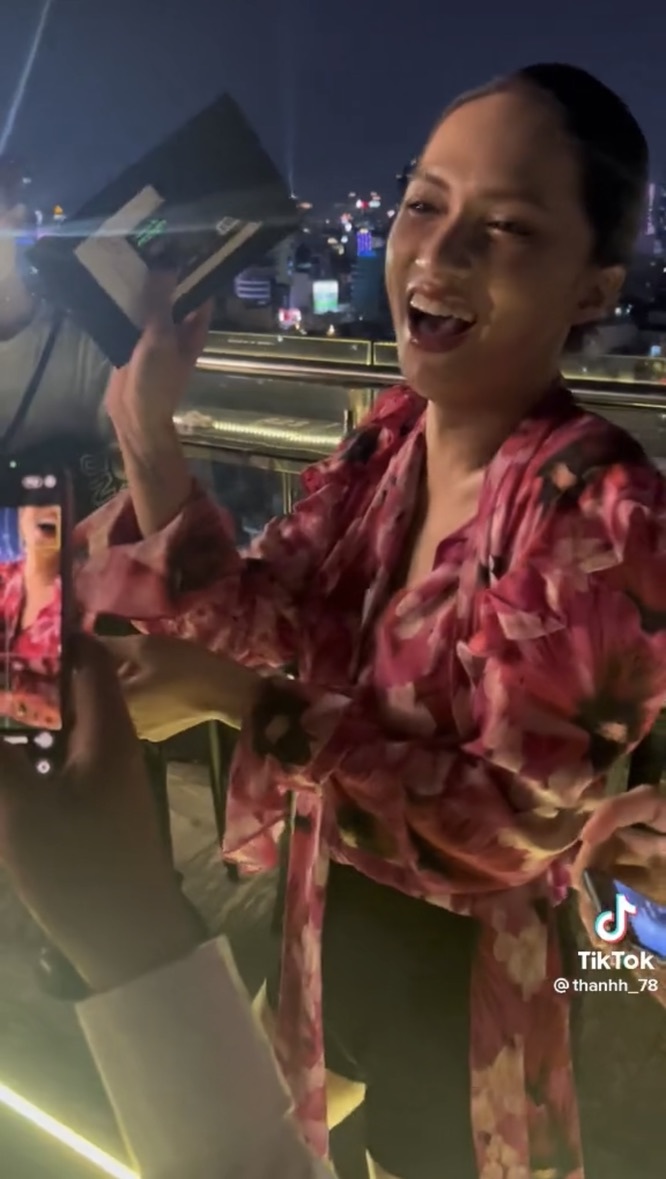 Hương Giang từ lâu được biết đến với danh xưng 'Idol nhà người ta' vì độ hào phóng Hương Giang từ lâu được biết đến với danh xưng 'Idol nhà người ta' vì độ hào phóng