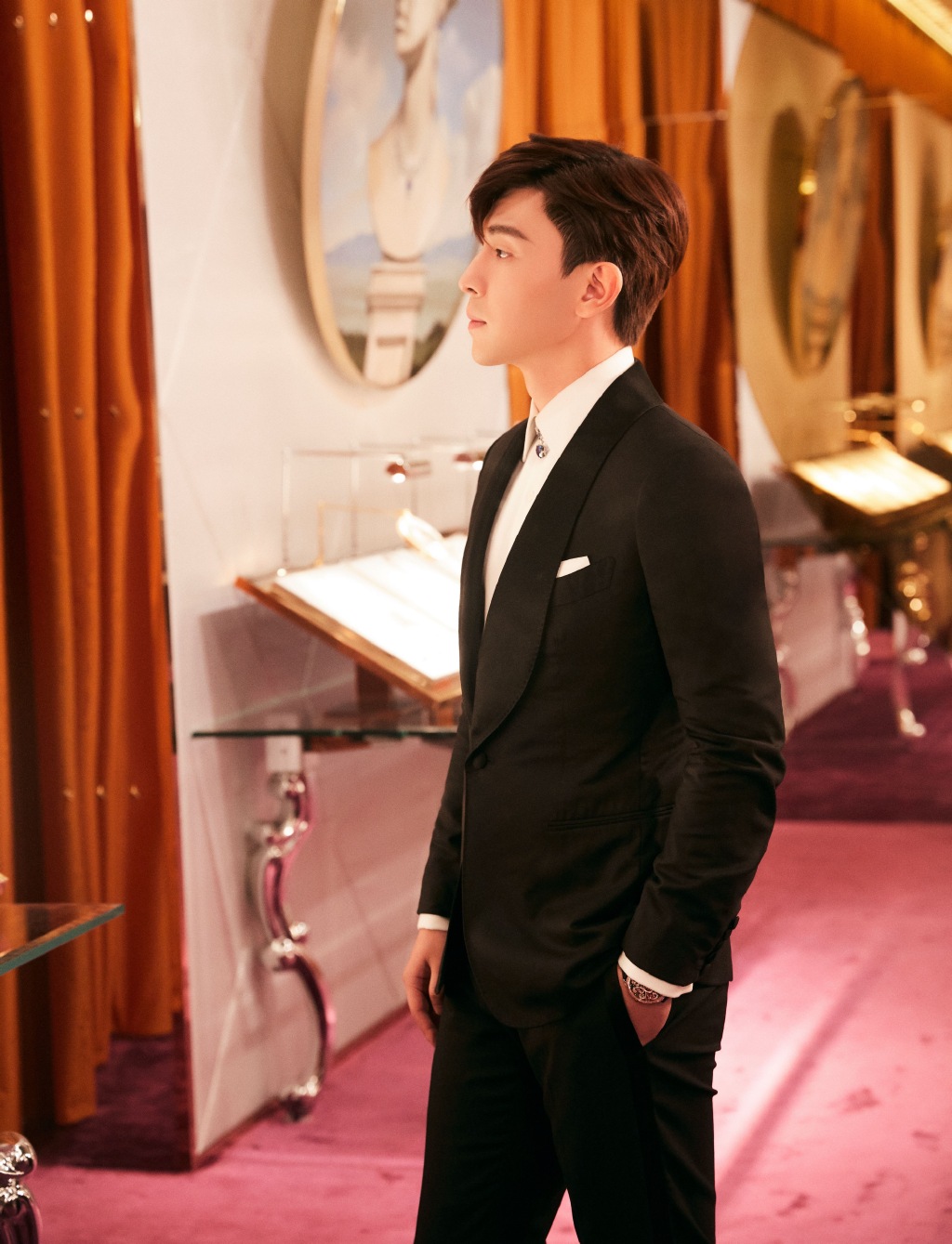 Mới đây, truyền thông Trung Quốc đưa tin Đặng Luận tiếp tục vướng thêm ồn ào pháp lý mới. Theo đó, nhà hàng do nam diễn viên làm chủ bị khởi kiện ra tòa vì tranh chấp hợp đồng mua bán.  Vụ kiện sẽ được đưa ra xử vào ngày 15/11 sắp tới. Được biết, chuỗi tiệm lẩu này là do Đặng Luân cùng 2 người bạn đồng sáng lập, chính thức đi vào hoạt động năm 2018. Đây được xem là 'cần câu cơm', mang về lợi nhuận khủng cho nam diễn viên trẻ.