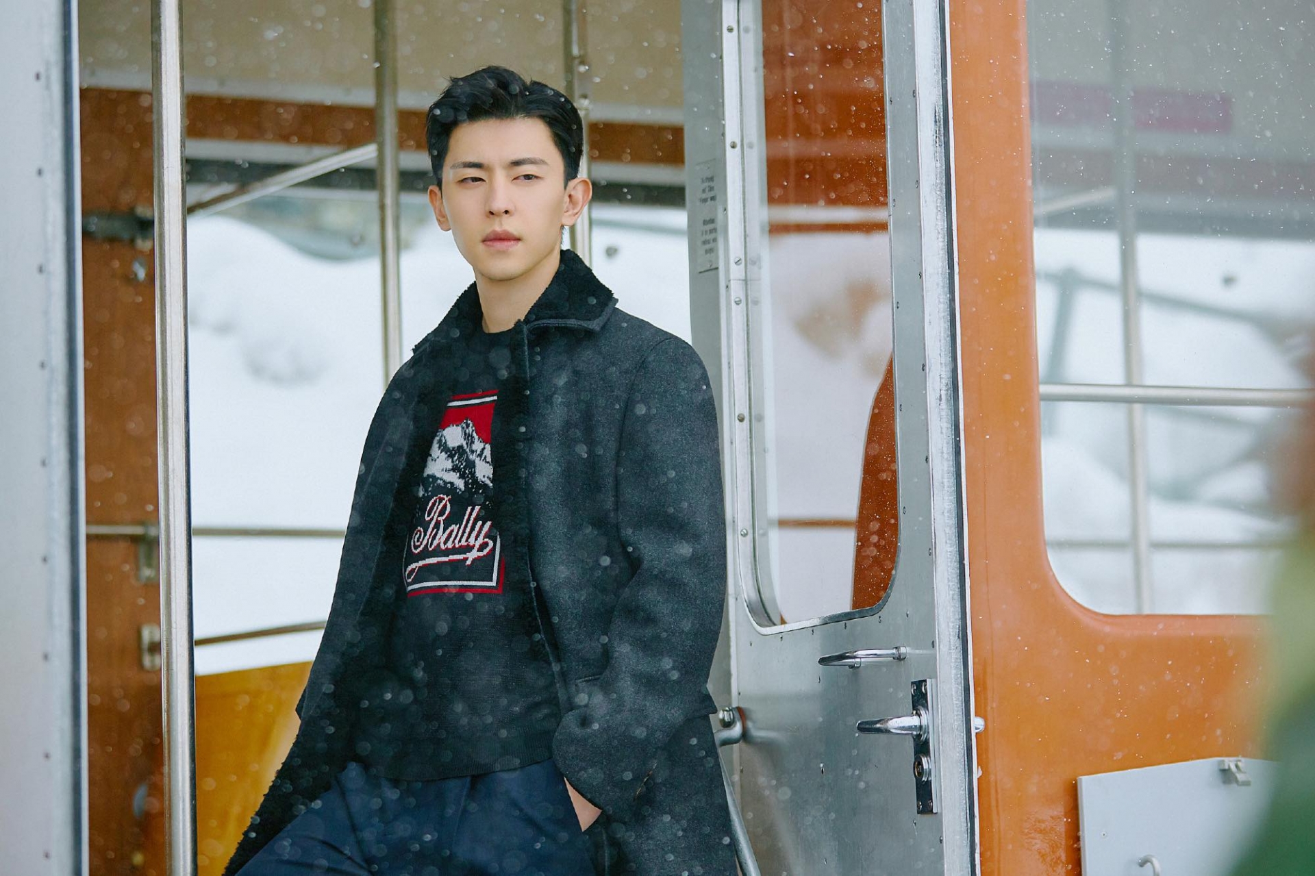 Sự nghiệp của Đặng Luân bị sụp đổ trong vài giờ sau khi bê bối trốn thuế bị phanh phui