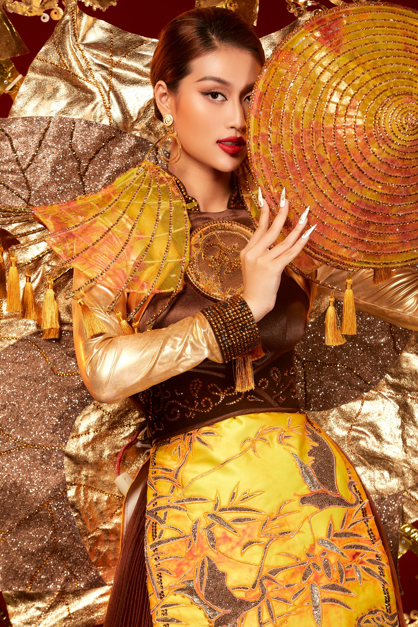 CLIP: Ðầy đủ phần thi trang phục dân tộc của Đoàn Thiên Ân tại Miss Grand, fan quốc tế phấn khích vì chi tiết này - Ảnh 2