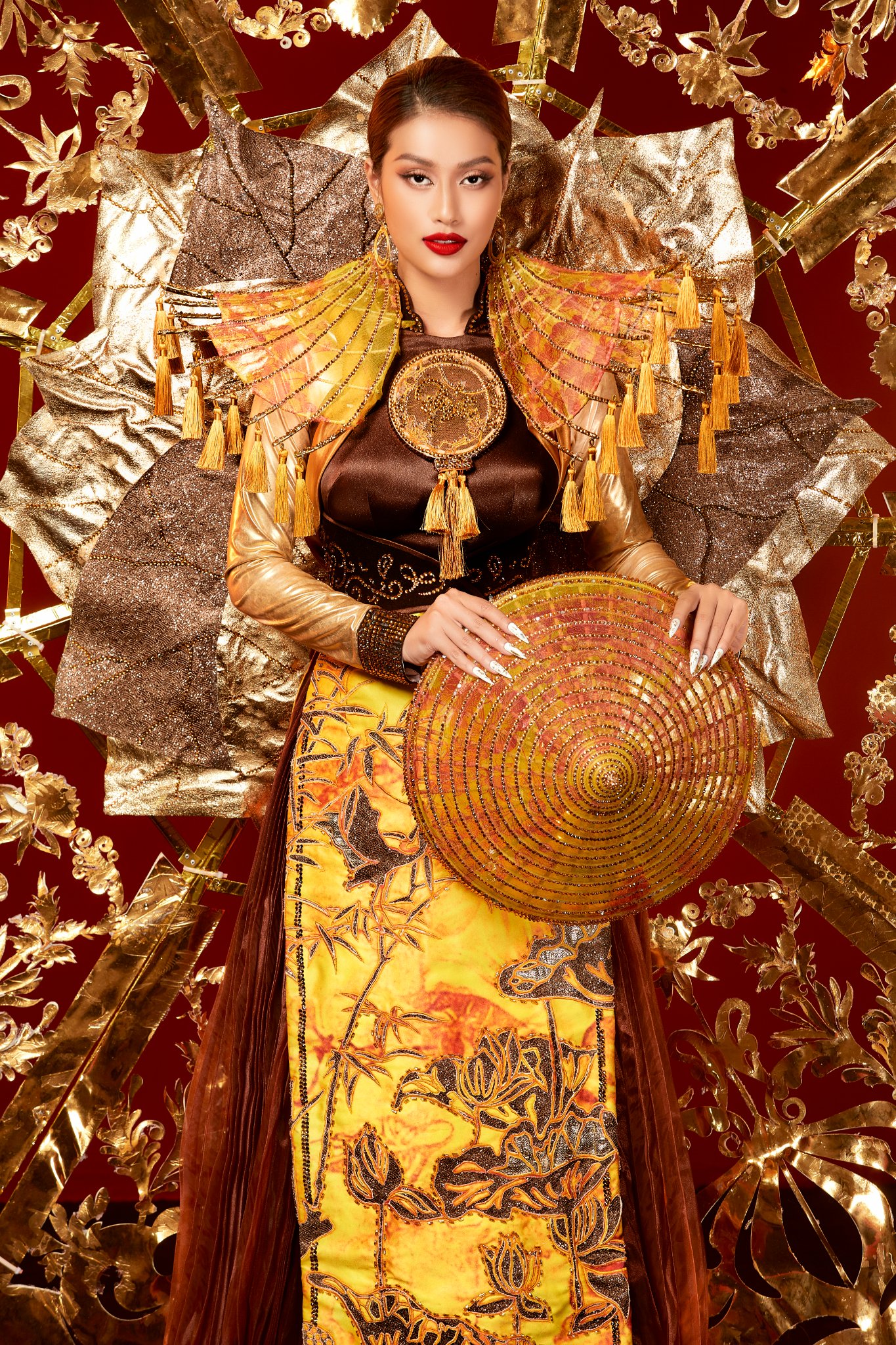 Trúc chỉ được Đoàn Thiên Ân mang đến Miss Grand lấy cảm hứng từ dòng tranh nghệ thuật bằng giấy lâu đời ở Huế