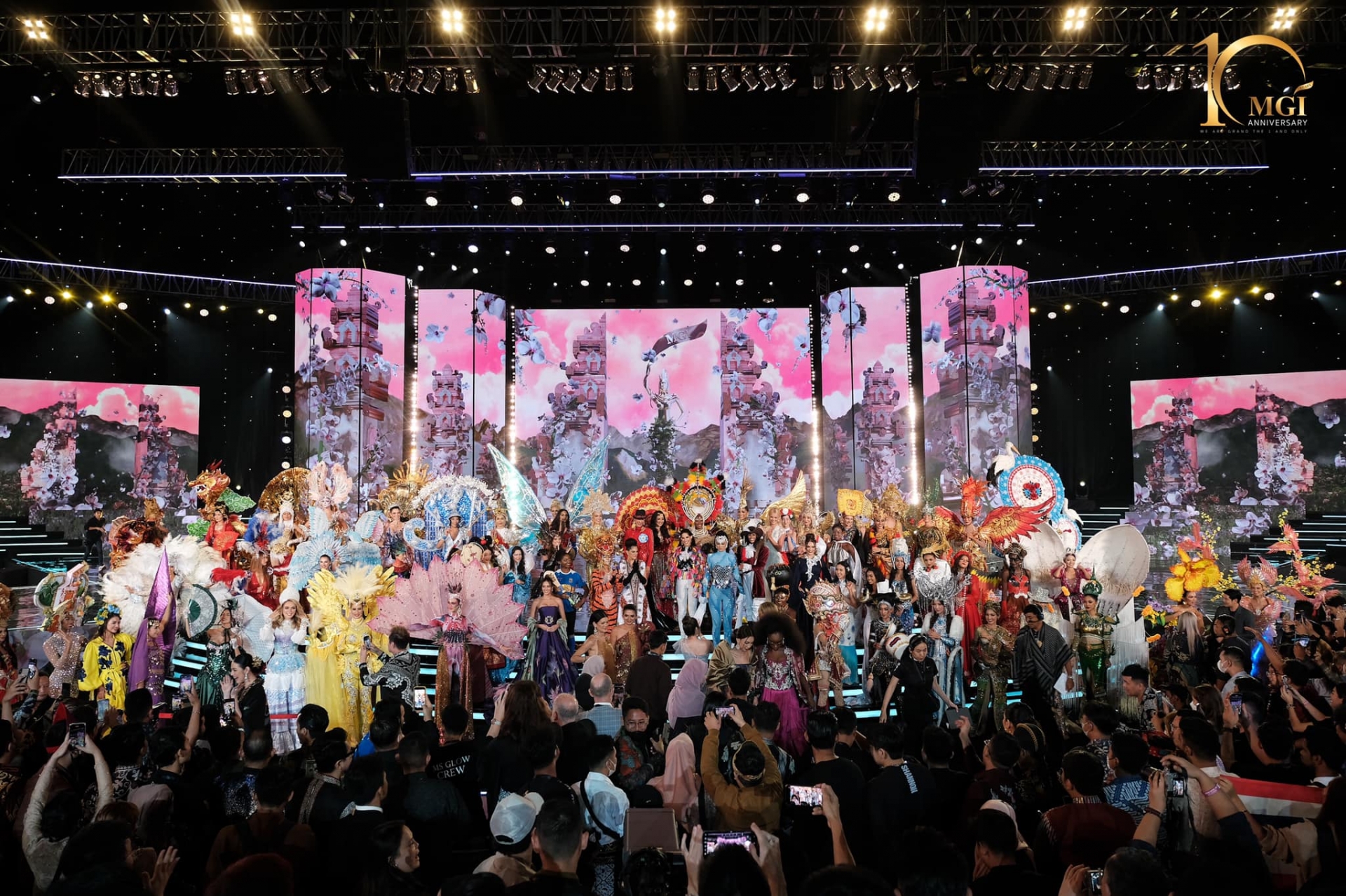 Hàng loạt bộ cánh với thiết kế ấn tượng được các thí sinh lần lượt trưng diện trong đêm thi trang phục dân tộc. Ảnh: BTC