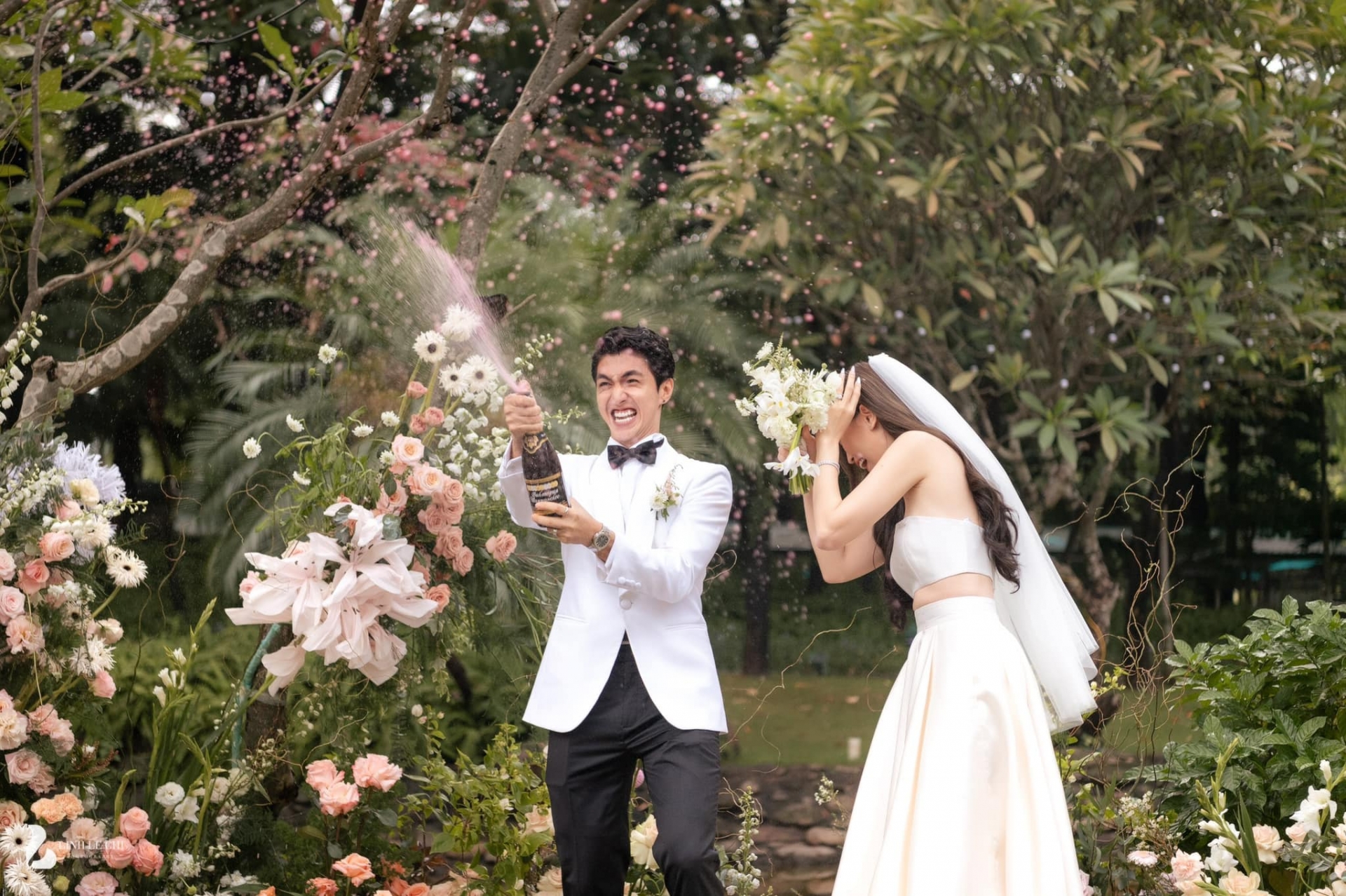 Đám cưới Bình An - Phương Nga: Cô dâu chú rể cùng quan khách quẩy hết mình, 'tơi tả' sau tiệc - Ảnh 1