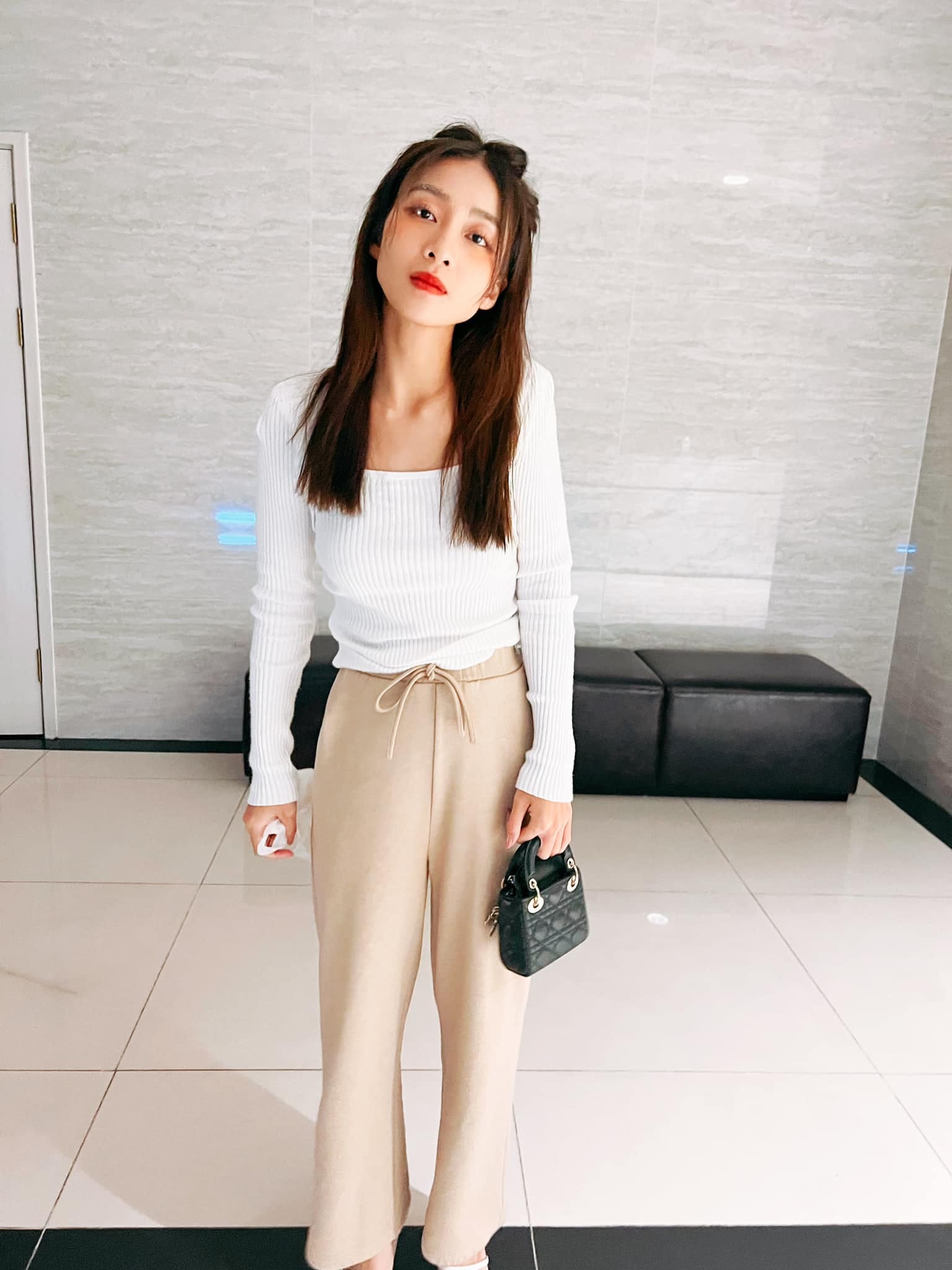 Khả Ngân vì 'bánh quẩy' quá nhiệt tình nên đã phải mặc đồ của cô dâu để ra về. Ảnh: FBNV