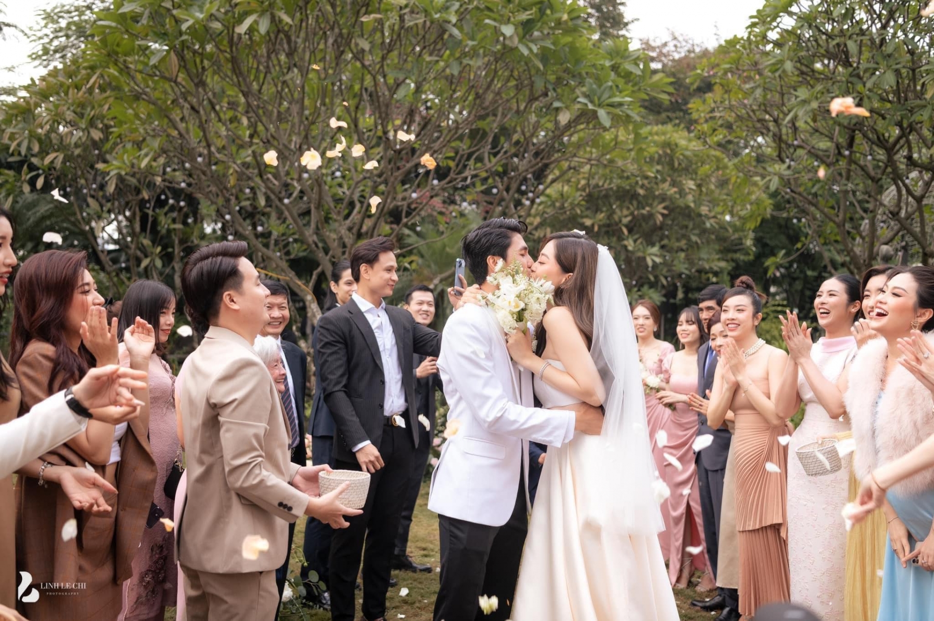 Đám cưới Bình An - Phương Nga: Cô dâu chú rể cùng quan khách quẩy hết mình, 'tơi tả' sau tiệc. Ảnh: FBNV