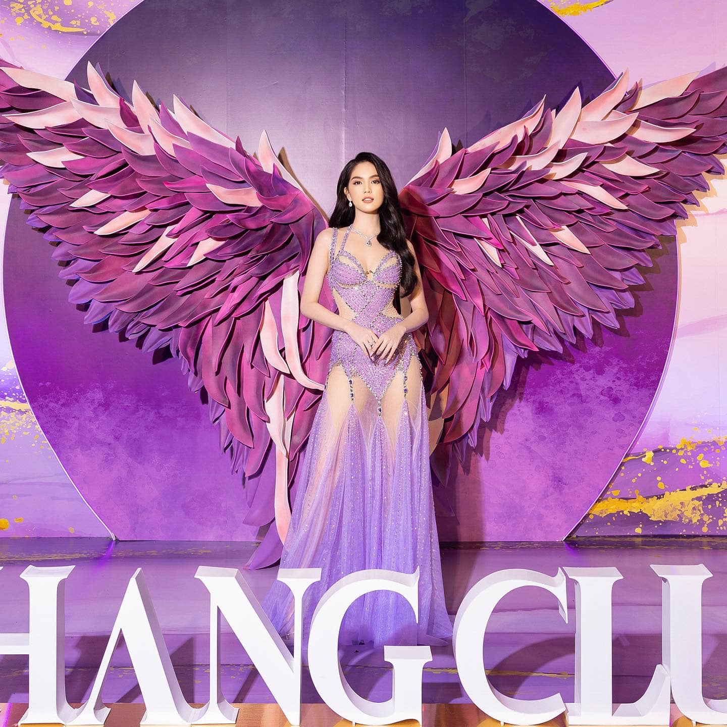 Ngọc Trinh trở thành tâm điểm khi xuất hiện tại một sự kiện diễn ra ở Hà Nội