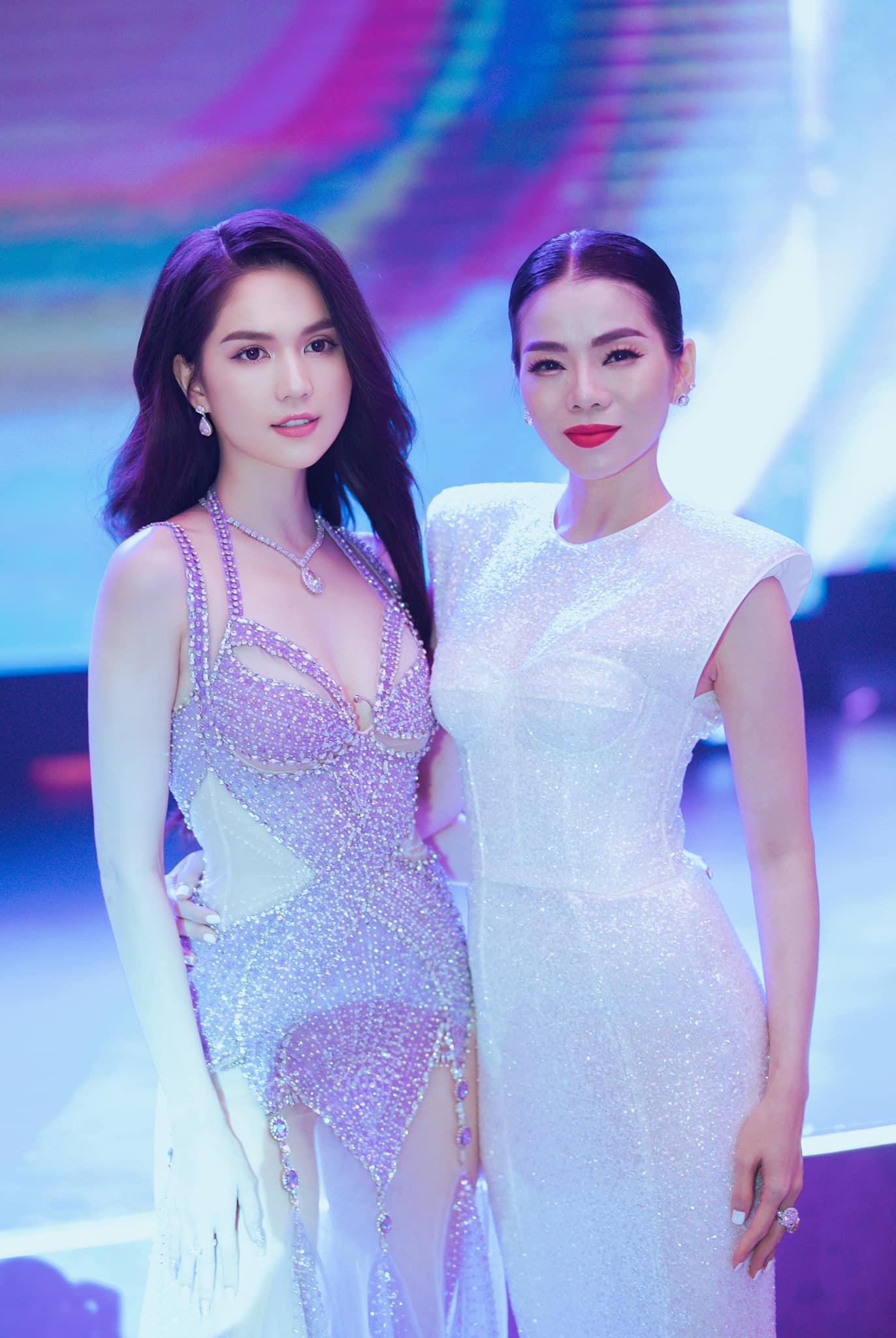 Khung hình khiến netizen mê mệt khi chứng kiến màn đọ sắc của 'nữ hoàng phòng trà' Lệ Quyên và 'nữ hoàng nội y' Ngọc Trinh