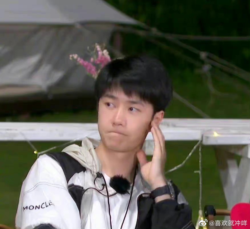 Vừa qua, cư dân mạng đã lan truyền loạt hình ảnh của Vương Nhất Bác trong chương trình Street Dance Of China mùa 5. Khoảnh khắc anh chàng xuất hiện với chùm hoa cài trên đầu đã nhanh chóng leo lên hotsearch Weibo.  Đây chính là minh chứng rõ ràng nhất cho sức hút của chàng mỹ nam trong giới giải trí