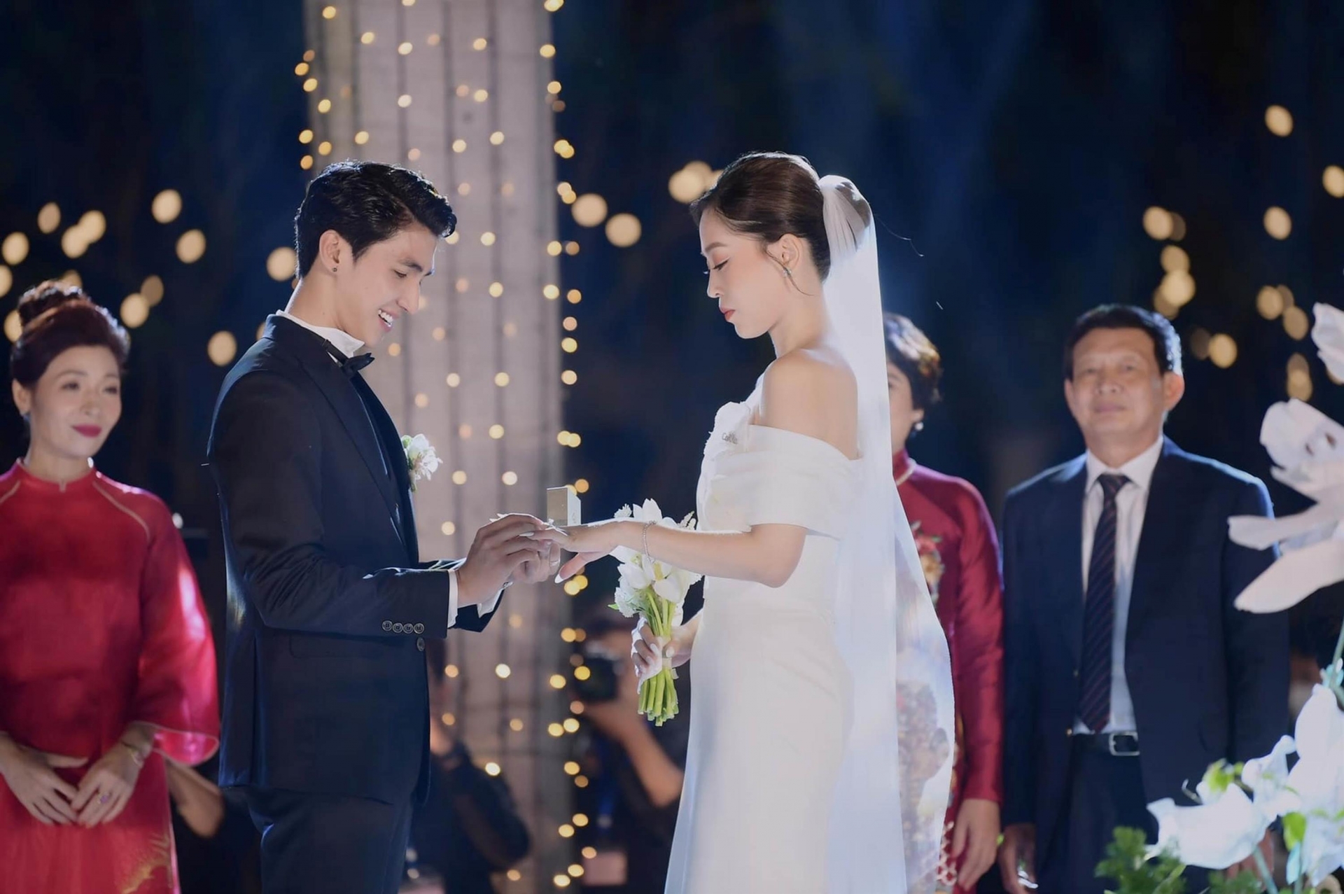 Cặp đôi nhận về vô số lời chúc phúc từ công chúng, người thân, bạn bè