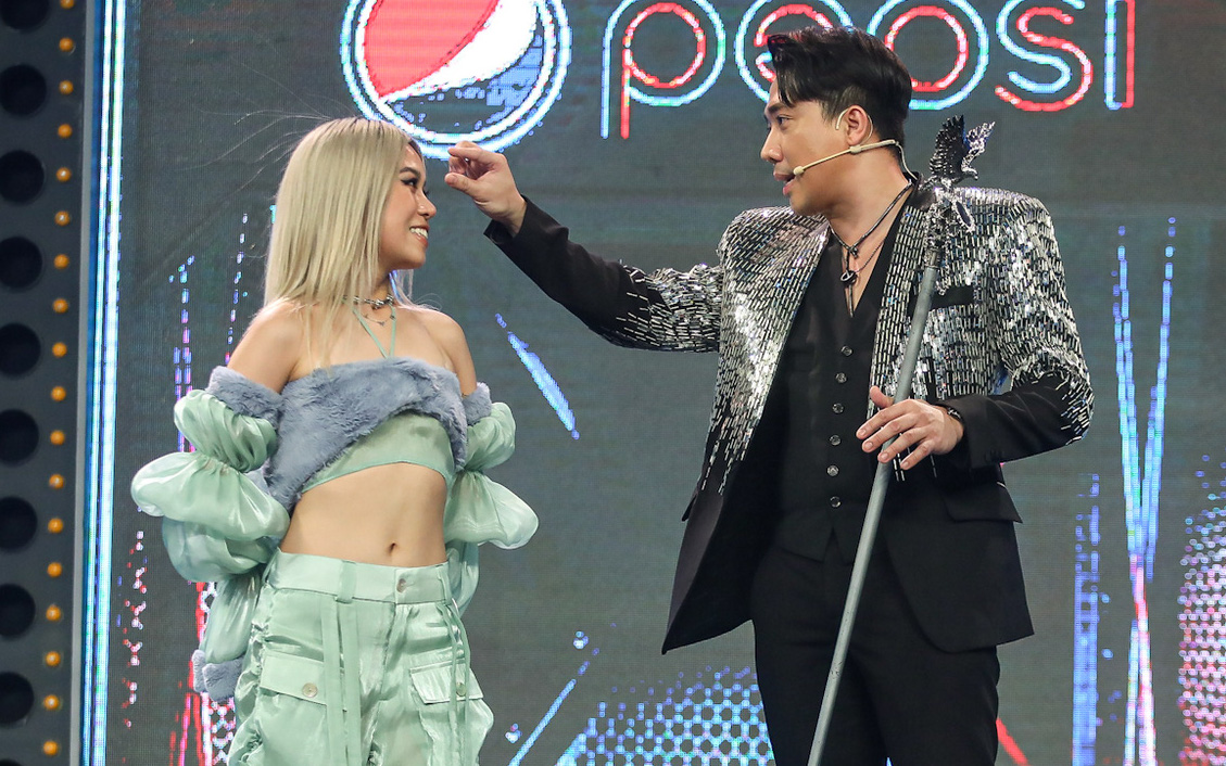 Trấn Thành nhiều lần bị chê 'kém duyên' khi đặt câu hỏi cho Tling