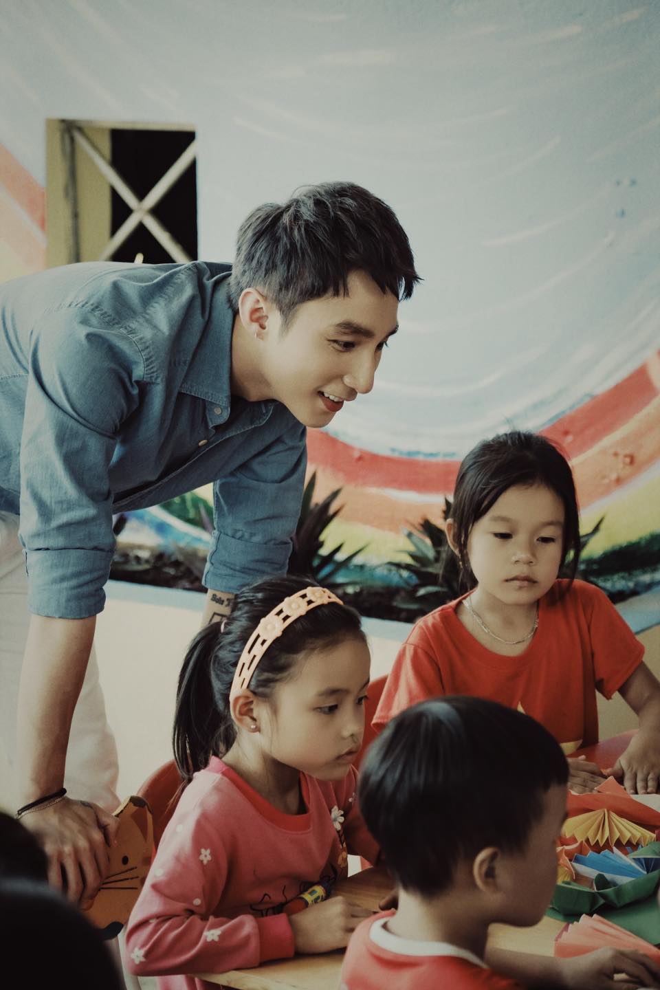 Sơn Tùng M-TP lâu lắm mới lộ diện, nhưng dân tình vẫn soi bằng được chi tiết lạ - Ảnh 3 Sơn Tùng M-TP lâu lắm mới lộ diện, nhưng dân tình vẫn soi bằng được chi tiết lạ - Ảnh 3