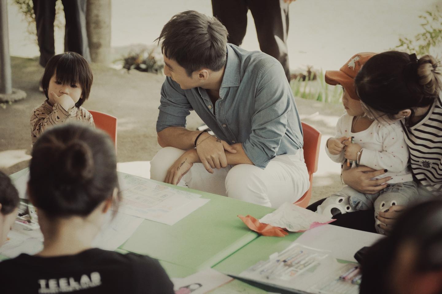 Sơn Tùng M-TP lâu lắm mới lộ diện, nhưng dân tình vẫn soi bằng được chi tiết lạ - Ảnh 2 Sơn Tùng M-TP lâu lắm mới lộ diện, nhưng dân tình vẫn soi bằng được chi tiết lạ - Ảnh 2