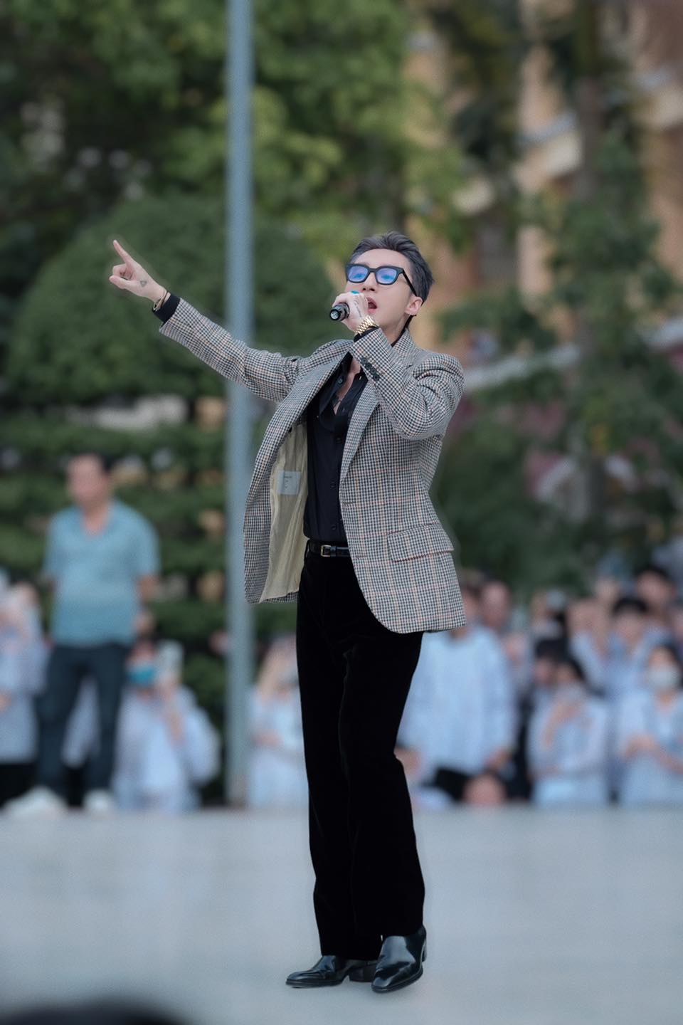 Sơn Tùng M-TP cảm thấy tự hào khi làm được điều thiêng liêng cho các em học sinh. Ảnh: FBNV