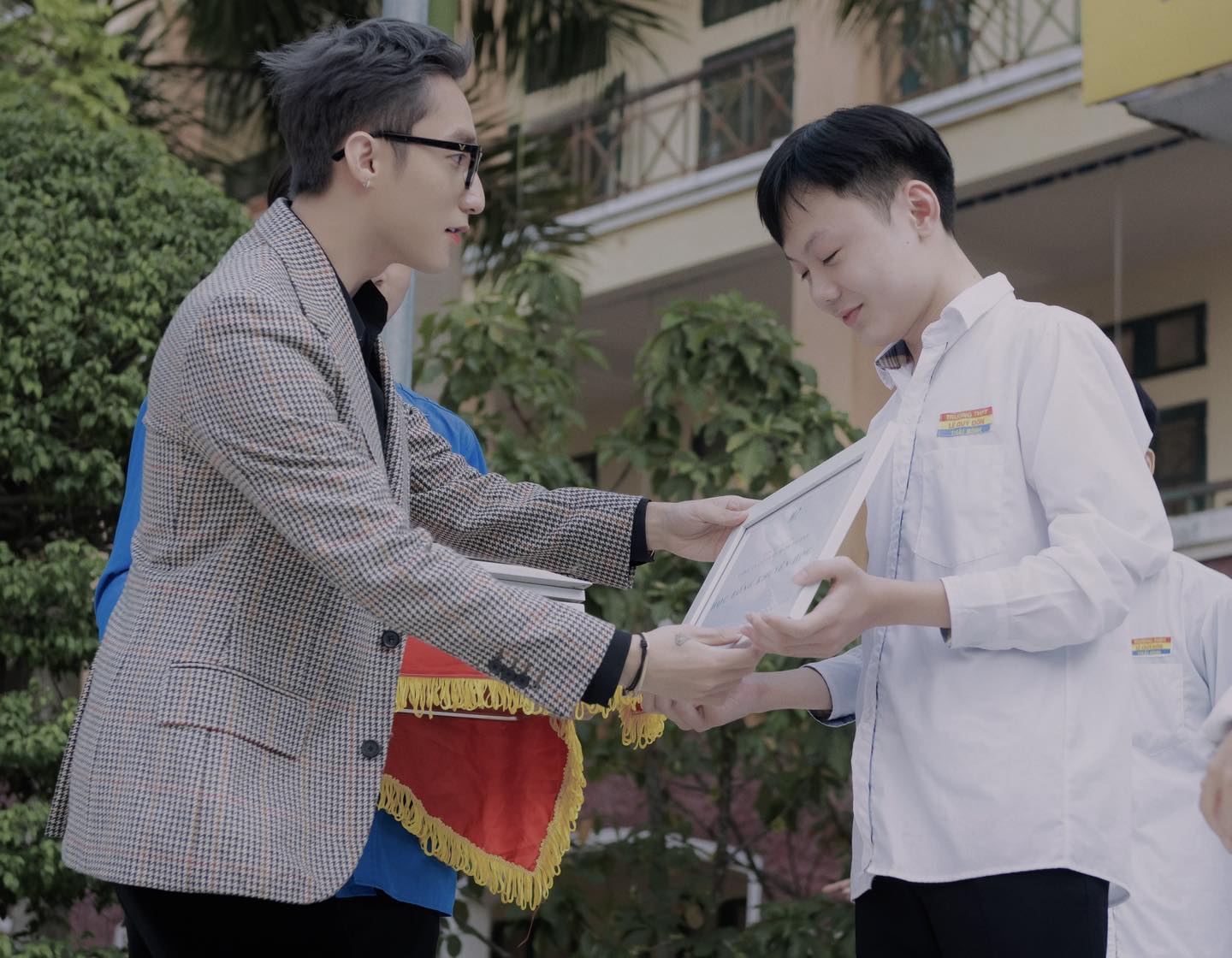 Sơn Tùng M-TP lâu lắm mới lộ diện, nhưng dân tình vẫn soi bằng được chi tiết lạ - Ảnh 1 Sơn Tùng M-TP lâu lắm mới lộ diện, nhưng dân tình vẫn soi bằng được chi tiết lạ - Ảnh 1