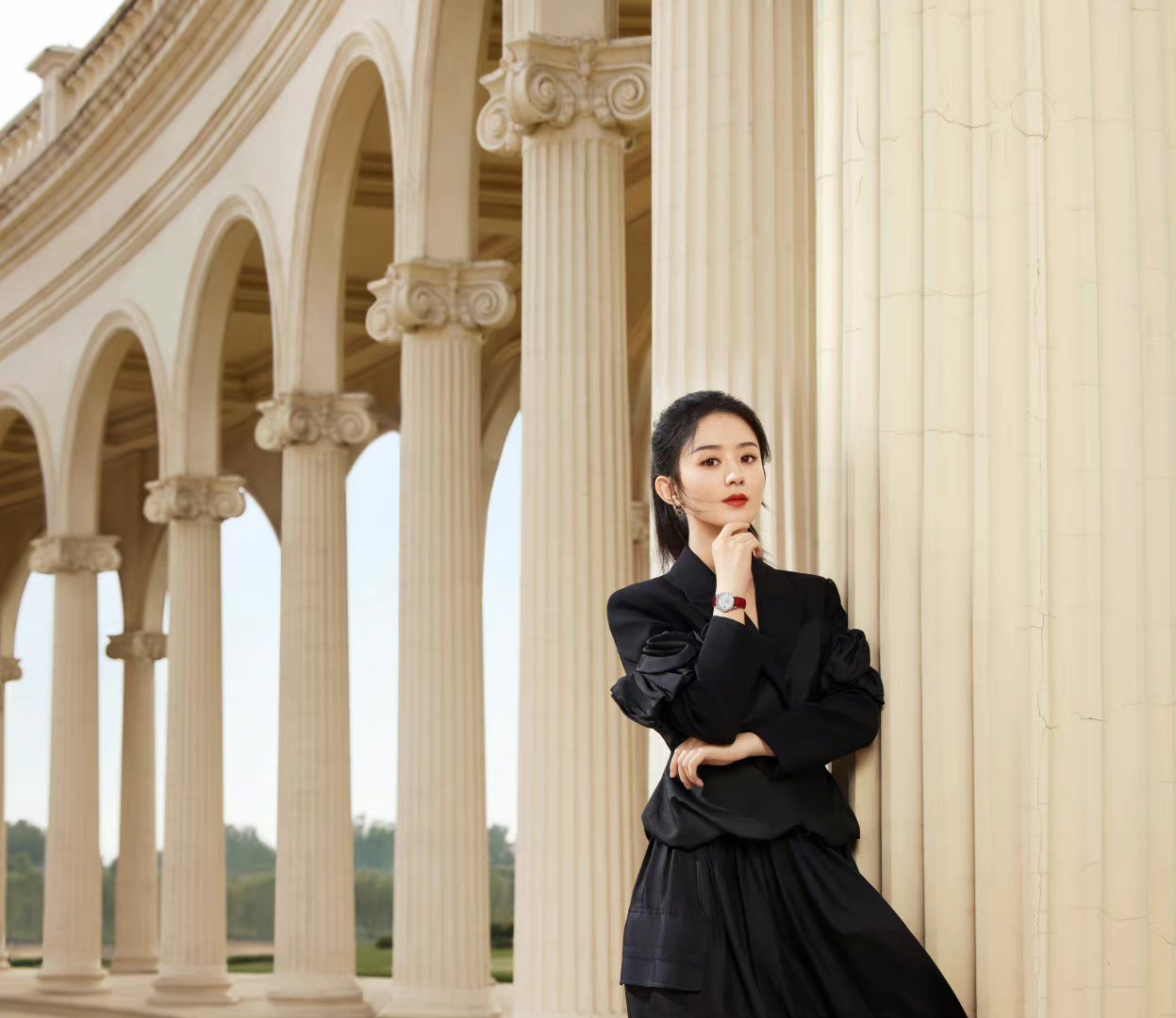 Triệu Lệ Dĩnh hậu sinh nhật: Đẹp không tì vết, lột xác thành tổng tài quyền lực khiến fan mê mệt - Ảnh 1