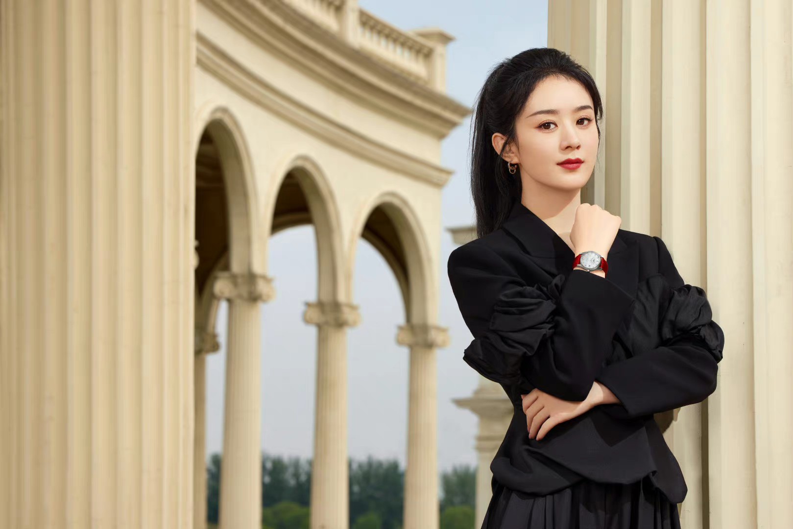 Triệu Lệ Dĩnh đẹp không tì vết, lột xác thành tổng tài quyền lực trong bộ ảnh mới