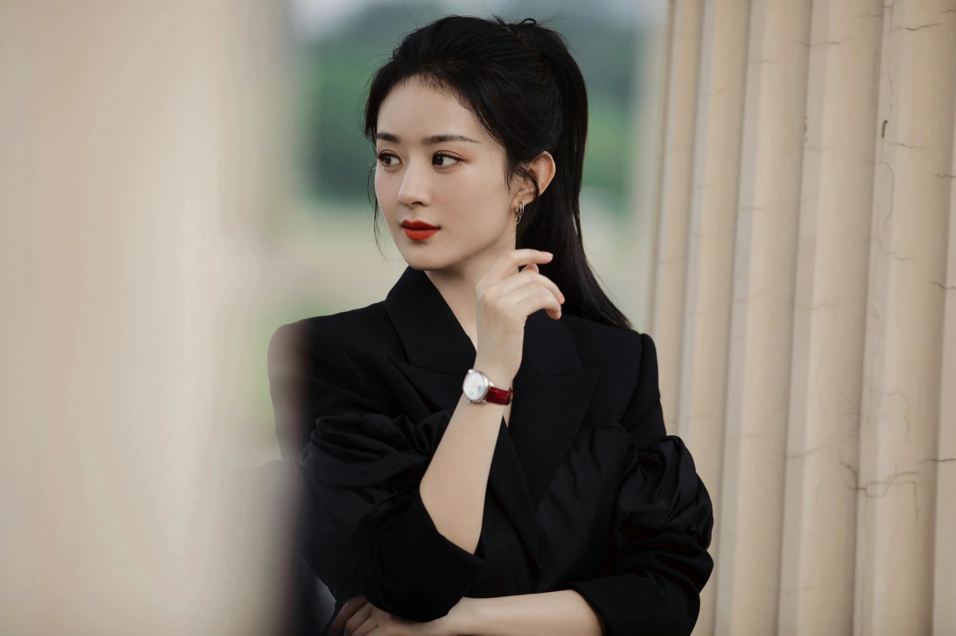 Tâm điểm ánh nhìn hút vào đôi môi tông đỏ, cùng làn da trắng sáng