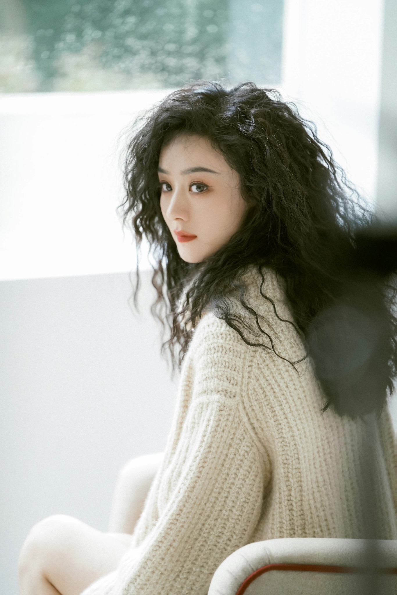 Ngoài sự nghiệp đồ sộ, Triệu Lệ Dĩnh còn khiến dân tình ghen tị bởi nhan sắc xinh đẹp