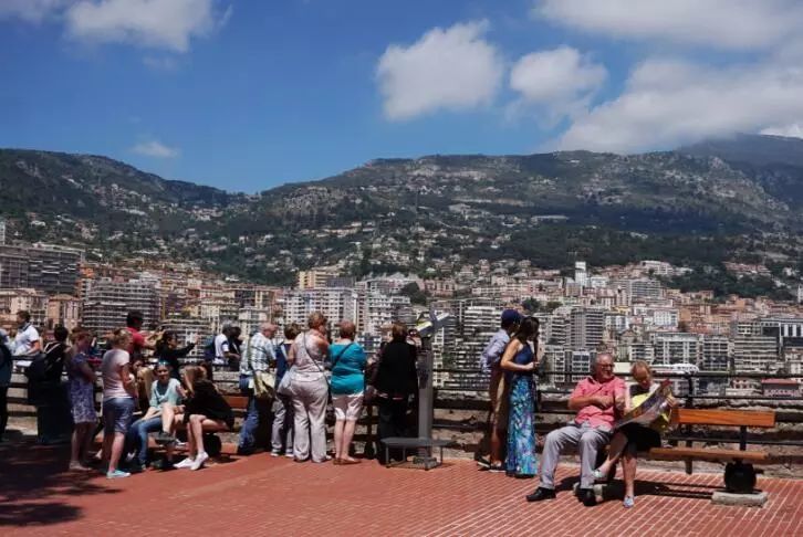 Monaco đặc biệt hấp dẫn với giới siêu giàu vì chính sách thuế vô cùng ưu đãi. Monaco đặc biệt hấp dẫn với giới siêu giàu vì chính sách thuế vô cùng ưu đãi.