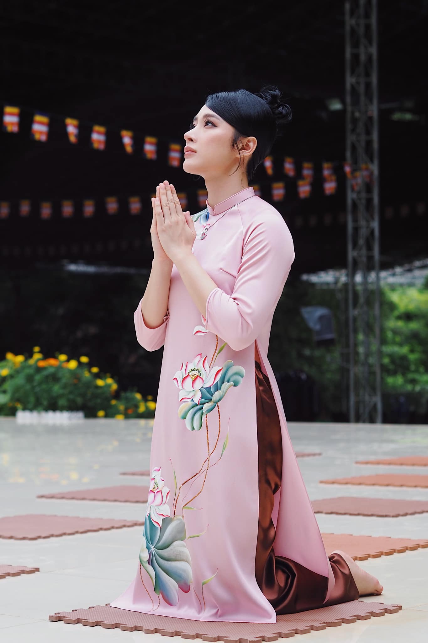Angela Phương Trinh sau bao năm vắng bóng: Có con nuôi xinh như thiên thần, body nóng bỏng trường tồn - Ảnh 3 Angela Phương Trinh sau bao năm vắng bóng: Có con nuôi xinh như thiên thần, body nóng bỏng trường tồn - Ảnh 3