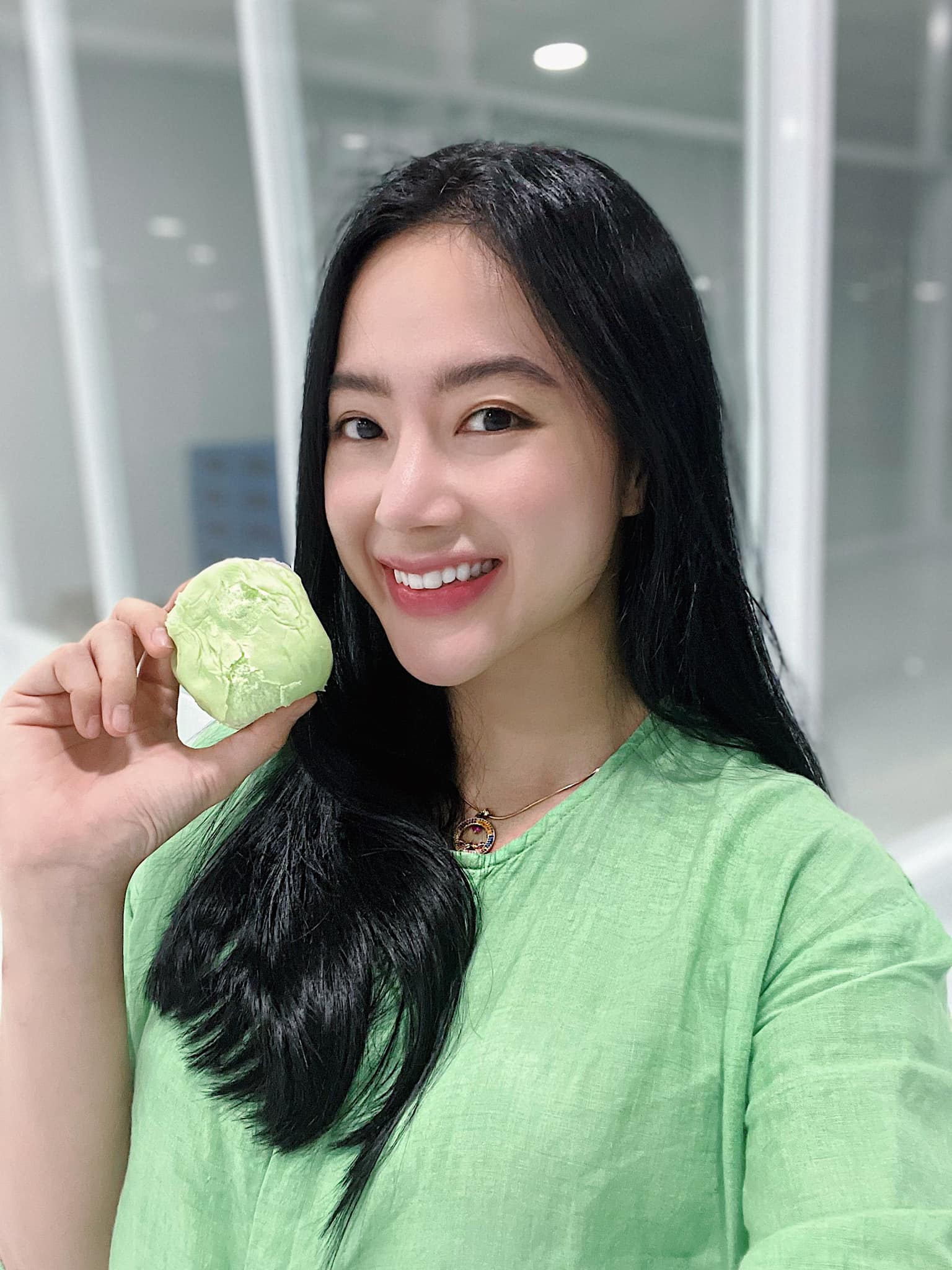 Angela Phương Trinh sau bao năm vắng bóng: Có con nuôi xinh như thiên thần, body nóng bỏng trường tồn - Ảnh 4 Angela Phương Trinh sau bao năm vắng bóng: Có con nuôi xinh như thiên thần, body nóng bỏng trường tồn - Ảnh 4