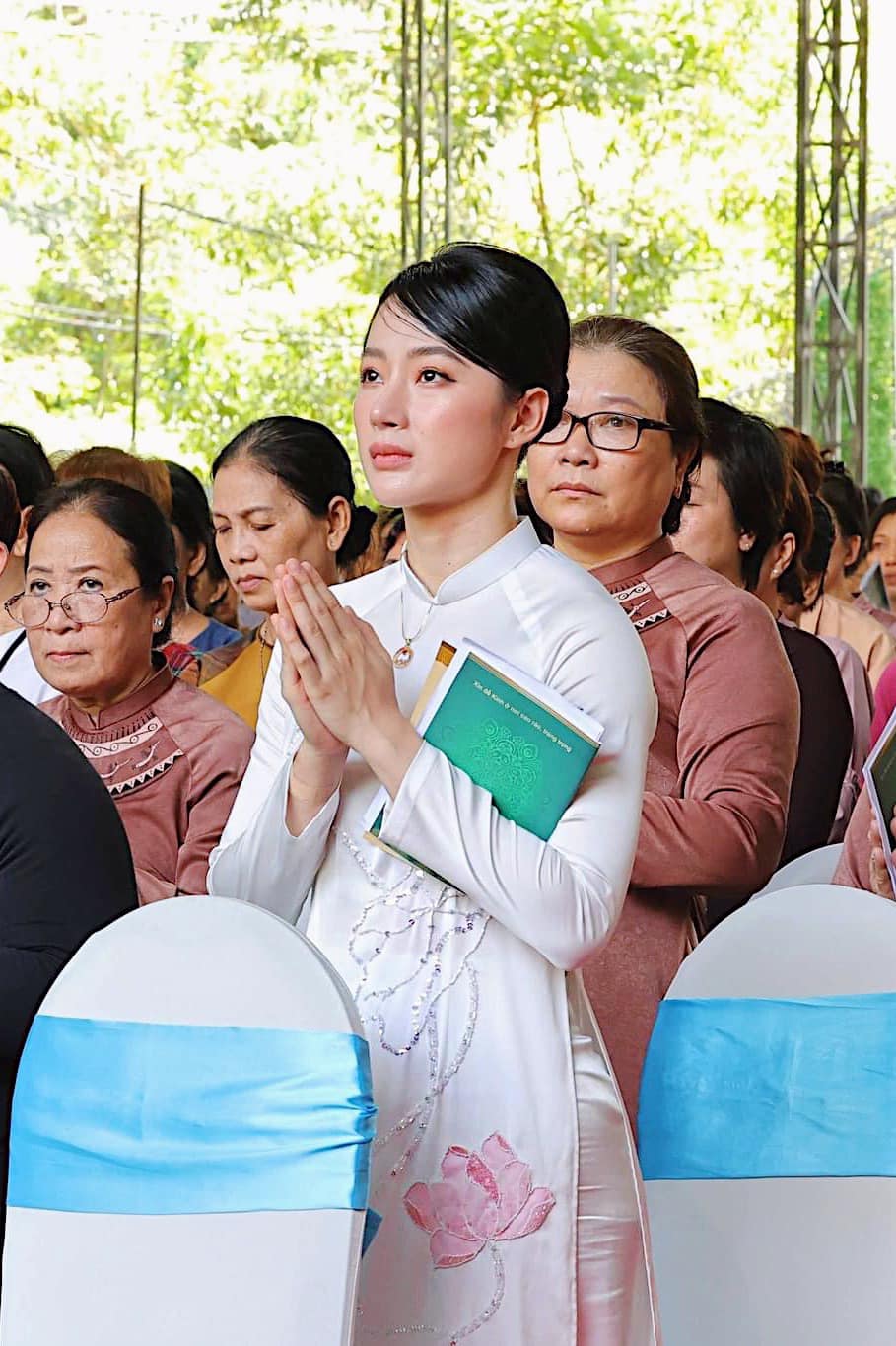 Angela Phương Trinh sau bao năm vắng bóng: Có con nuôi xinh như thiên thần, body nóng bỏng trường tồn - Ảnh 2 Angela Phương Trinh sau bao năm vắng bóng: Có con nuôi xinh như thiên thần, body nóng bỏng trường tồn - Ảnh 2