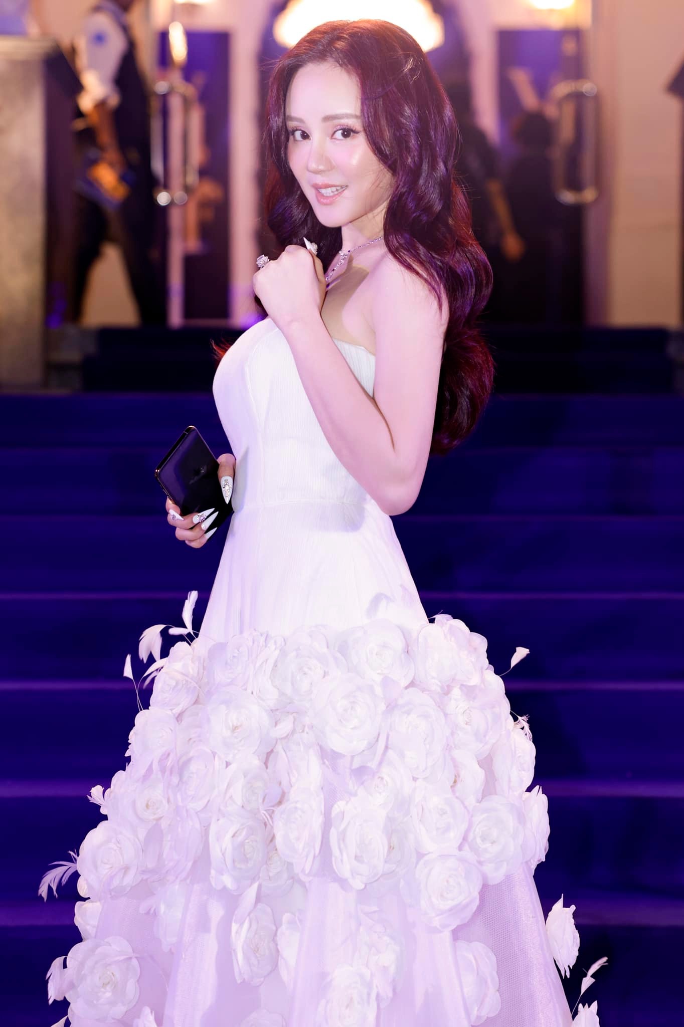 Dẫu vắng bóng khỏi Vbiz từ lâu, nhưng độ hot của Vy Oanh chưa bao giờ hạ nhiệt