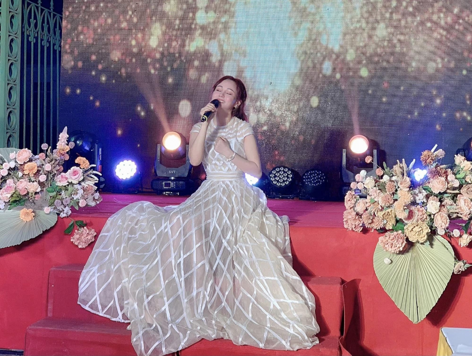 Vy Oanh được xem là hình mẫu lý tưởng của người phụ nữ hiện đại, giỏi việc công kinh doanh vừa đảm đang việc nhà