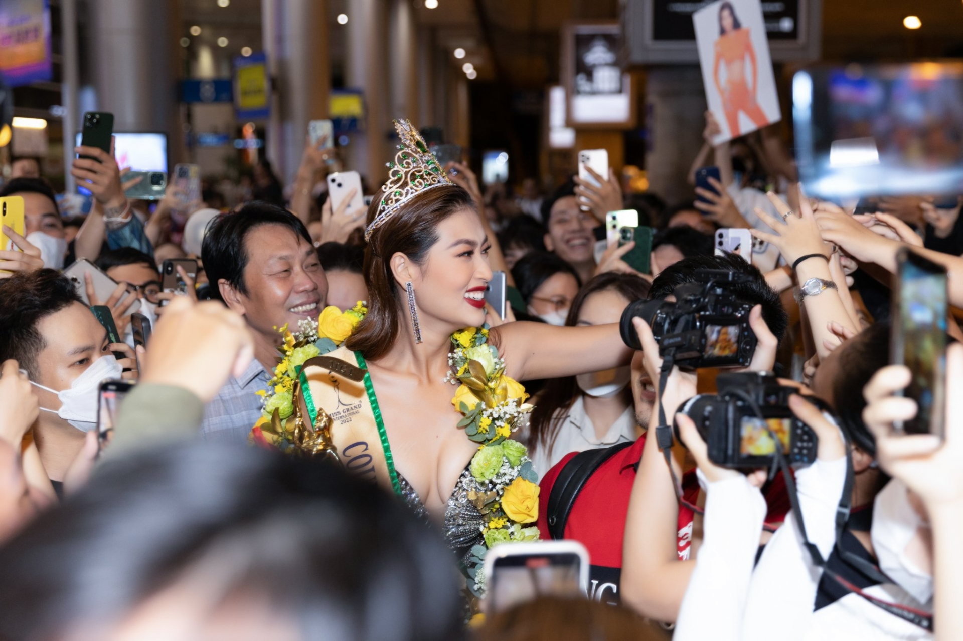 Đoàn Thiên Ân được đông đảo khán giả chào đón sau khi về nước