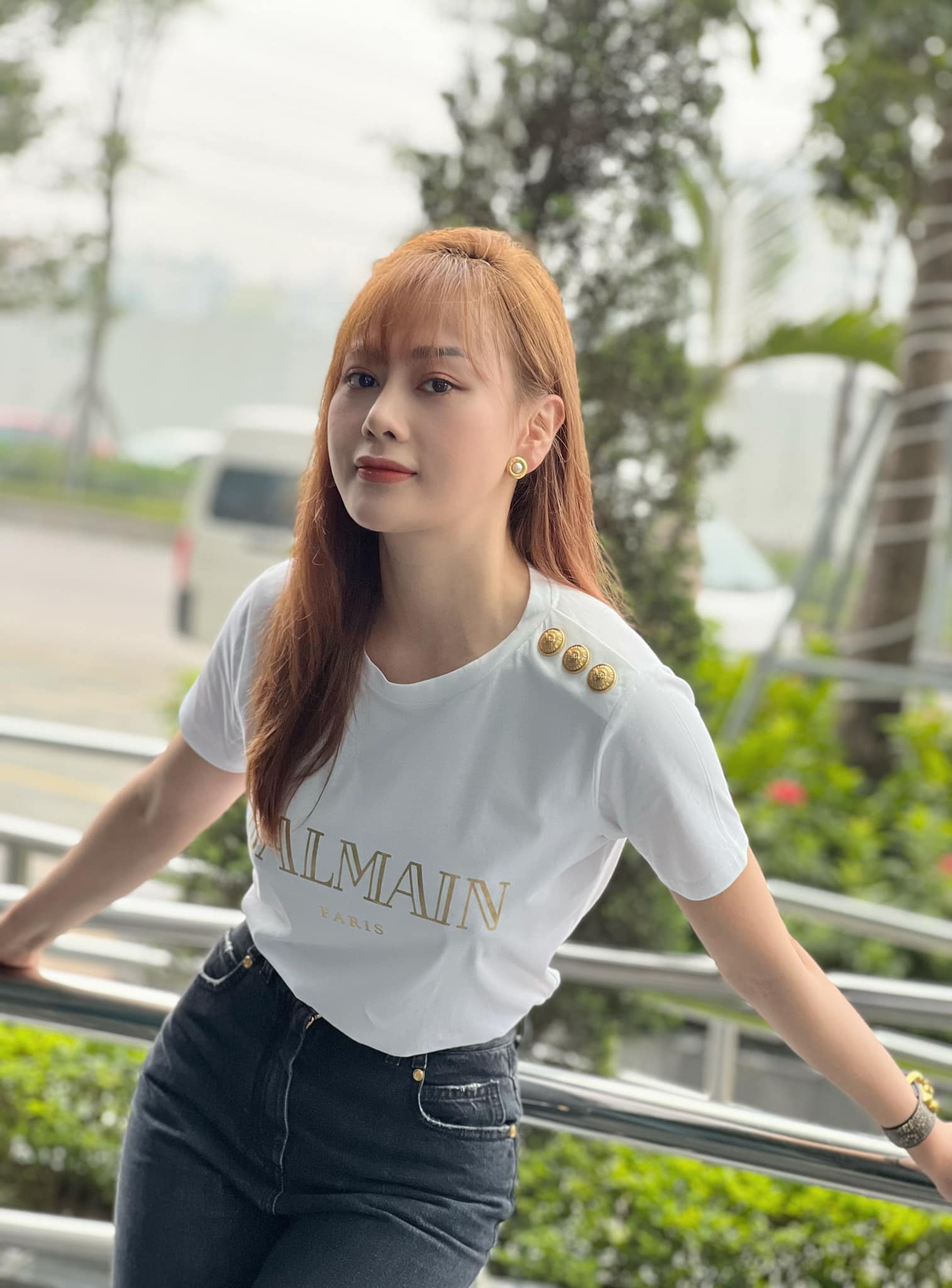 Phương Oanh diện trang phục tối giản, gương mặt thể hiện rõ niềm vui, sự hứng khởi.