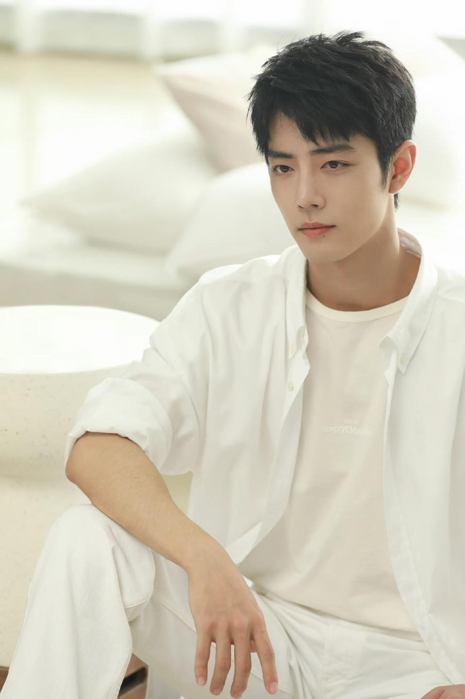 Vừa qua, phòng làm việc Tiêu Chiến cập nhật bộ ảnh mới của nam diễn viên. Không nằm ngoài dự đoán, visual của anh chàng tạo nên cơn sốt trên mạng xã hội. Diện áo phông quần jeans trắng tối giản, mỗi shoot hình, Tiêu Chiến đều khoe nước da trắng sáng cùng gương mặt góc cạnh. Concept 'chàng thơ mùa đông' 