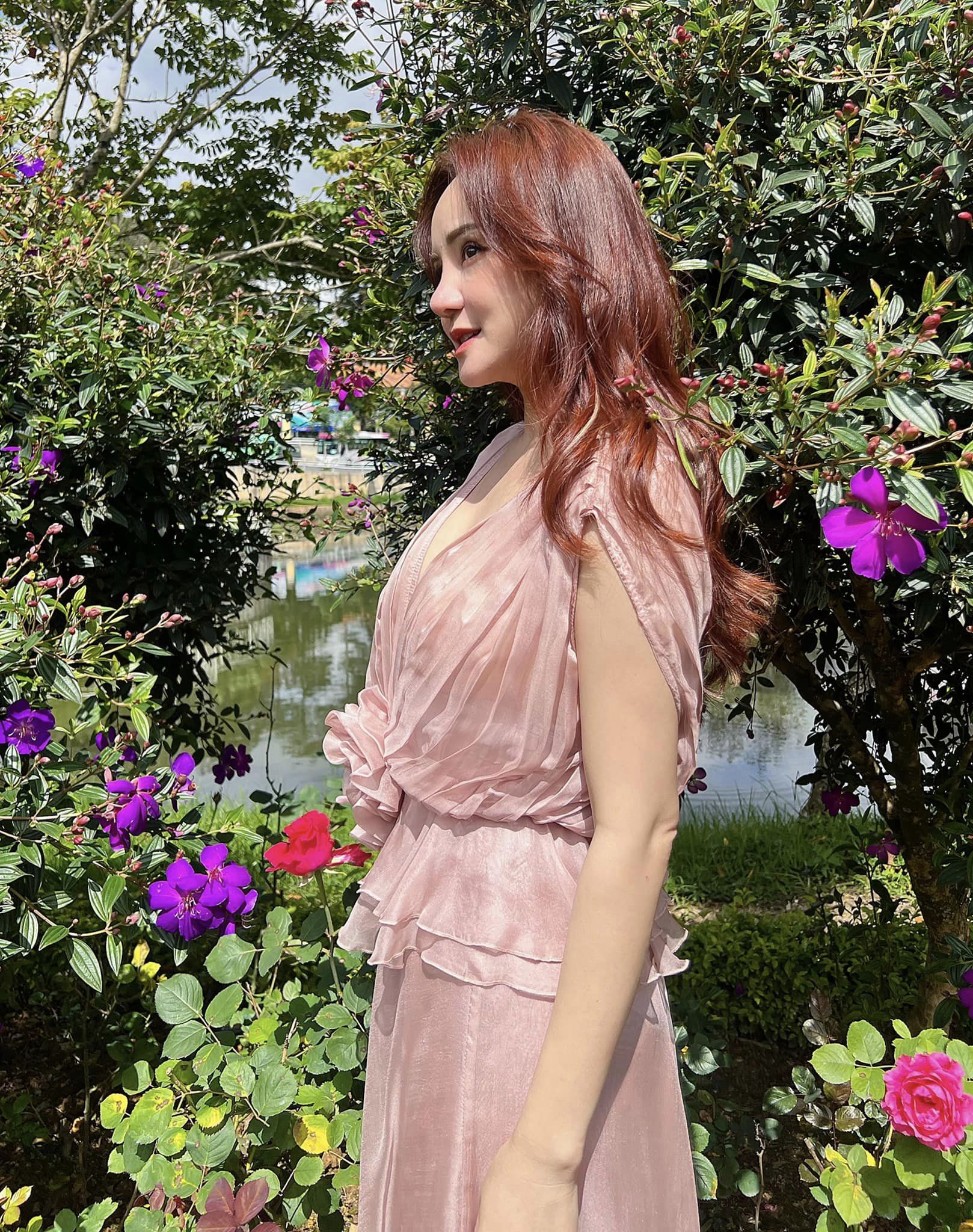 Vy Oanh đăng tải loạt ảnh mới, nhan sắc xinh đẹp bất chấp góc máy