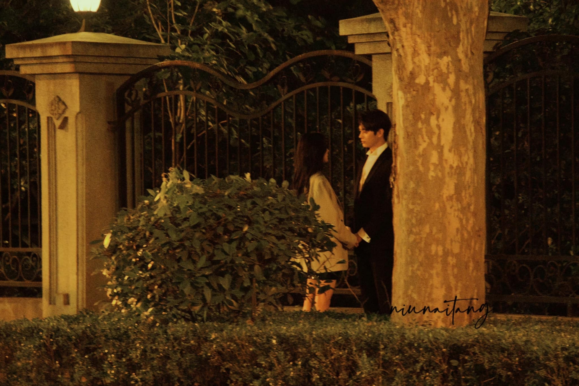 Khoảnh khắc hậu trường của Dương Mịch và Hứa Khải khiến dân tình quắn quéo