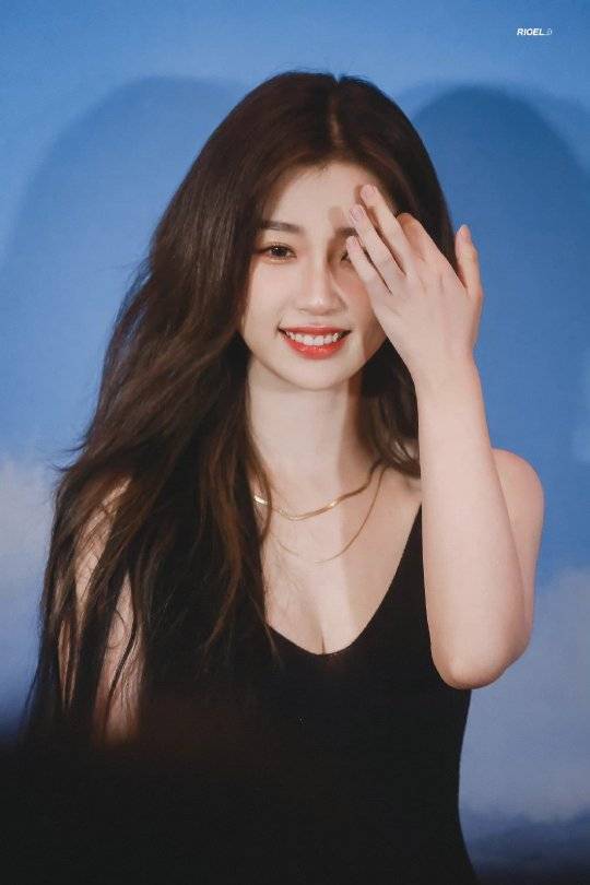 PLV Ngu Thư Hân vừa đăng văn bản thông báo gần đây có một bộ phận người dùng trên mạng xã hội đã lan truyền những tin đồn tiêu cực nhằm vào Ngu Thư Hân, điều này ảnh hưởng lớn đến cô nàng. Phía PLV cho biết sẽ sử dụng các biện pháp pháp luật để bảo vệ Ngu Thư Hân, yêu cầu những chủ thể lan truyền thông tin không đúng sự thật lập tức xóa bỏ các nội dung đó và ngừng lan truyền tin đồn nhảm. Trước mắt PLV đã ủy thác cho luật sư để kiện những chủ thể có hành vi nêu trên. 