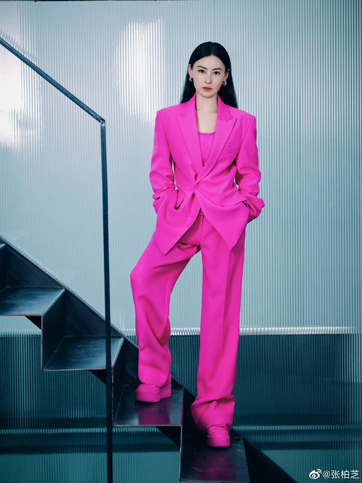 Trương Bá Chi đẹp sắc nét trong bộ vest hồng rực rỡ đặc trưng của Valentino. Một sự kết hợp quyến rũ hoàn hảo giữa khí chất lạnh lùng và sành điệu, thanh lịch.