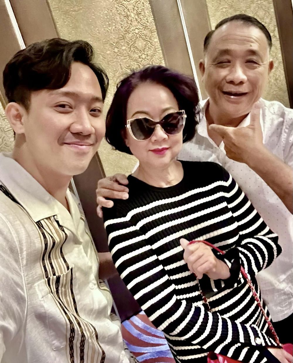 Trấn Thành đăng ảnh mừng sinh nhật mẹ ruột, con dâu Hari Won vắng mặt